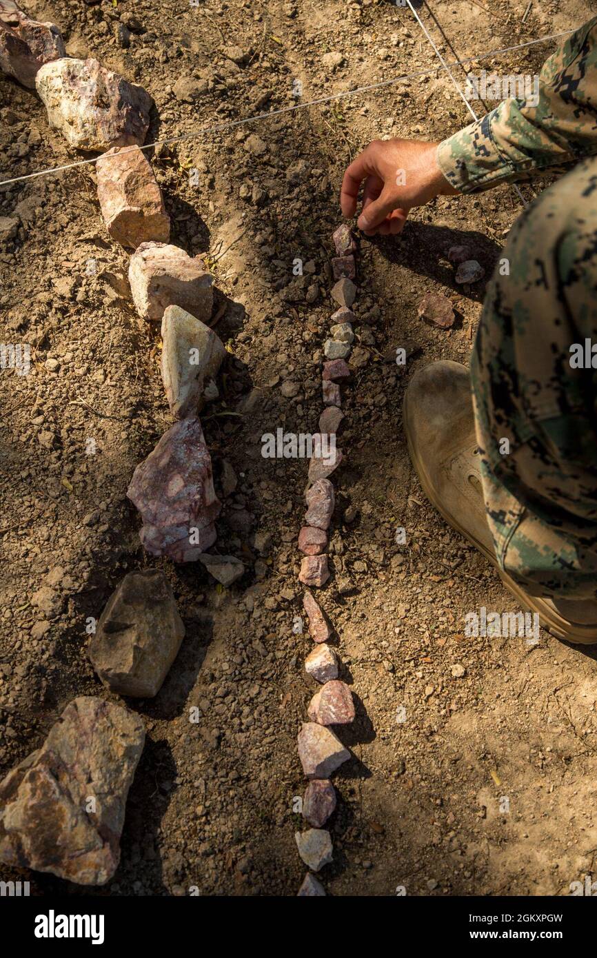 U.S. Marine Corps Lance CPL. Vincent Ochoa, ein Geheimdienstanalyst bei 1st Battalion, 7th Marine Regiment, Marine Rotational Force Darwin 21.2, baut ein Geländemodell, das für einen Zugbrief vor der Operation Sea Raider, einem Teil von Talisman Sabre 2021, 21. Juli 2021, in Queensland, Australien, verwendet wurde. Dies ist die neunte Auflage von Talisman Sabre, einer groß angelegten, bilateralen Militärübung zwischen Australien und den USA, an der mehr als 17,000 Teilnehmer aus sieben Nationen teilnehmen. Die einmonatige Multi-Domain-Übung besteht aus einer Reihe von Trainingsveranstaltungen, die die starke US/australische al stärken Stockfoto