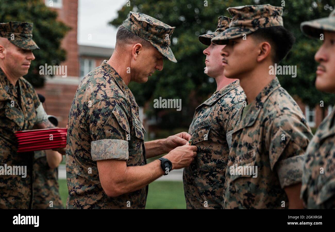 U.S. Marine Corps 1. LT. James Peabody, rechts, gebürtiger Philadelphia und Kommunikationsbeauftragter beim 2d Combat Engineer Bataillon (CEB), 2D Marine Division (MARDIV), erhält eine Auszeichnung von Major General Francis Donovan, Kommandant General von 2d MARDIV, im Camp Lejeune, N.C., 21. Juli 2021. Marineinfanteristen mit Hauptquartier-Bataillon und 2d-CEB wurden für ihre überragenden Leistungen während des fünftägigen Hochfrequenzradio-Wettbewerbs mit der „Marine and Marine Corps Achievement Medal“ ausgezeichnet. Stockfoto