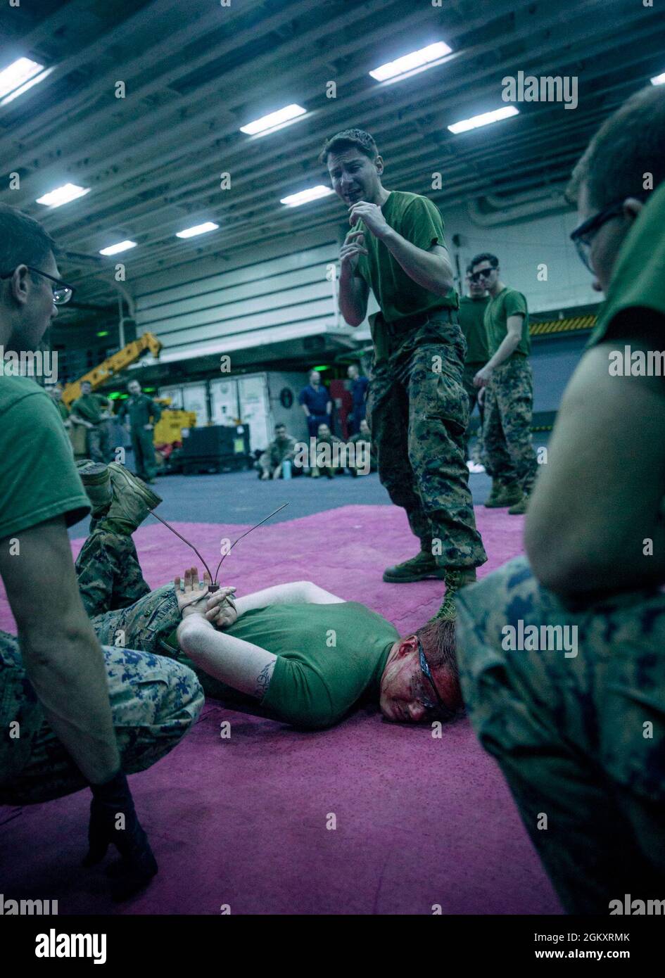 U.S. Marine Corps Lance CPL. Benjamin Hinsh, Mitarbeiter der Chemical Biological Radioactive Nuclear, 31. Marine Expeditionary Unit (MEU), führt während des Spraytrainings von Oleoresin Capsicum an Bord des amphibischen Angriffsschiffs USS America (LHA 6) im Korallenmeer am 21. Juli 2021 mechanische Vorteilstechniken an einem Kämpfer durch. Das Training bestand aus Marines, die eine Reihe von Übungen übten, um sich auf die Aufstandskontrolle und den richtigen Einsatz nicht-tödlicher Waffeneinsätze vorzubereiten. Die 31. MEU ist an Bord von Schiffen der America Expeditionary Strike Group im 7. Flottenbereich tätig, um die Interoperabilität zu verbessern Stockfoto