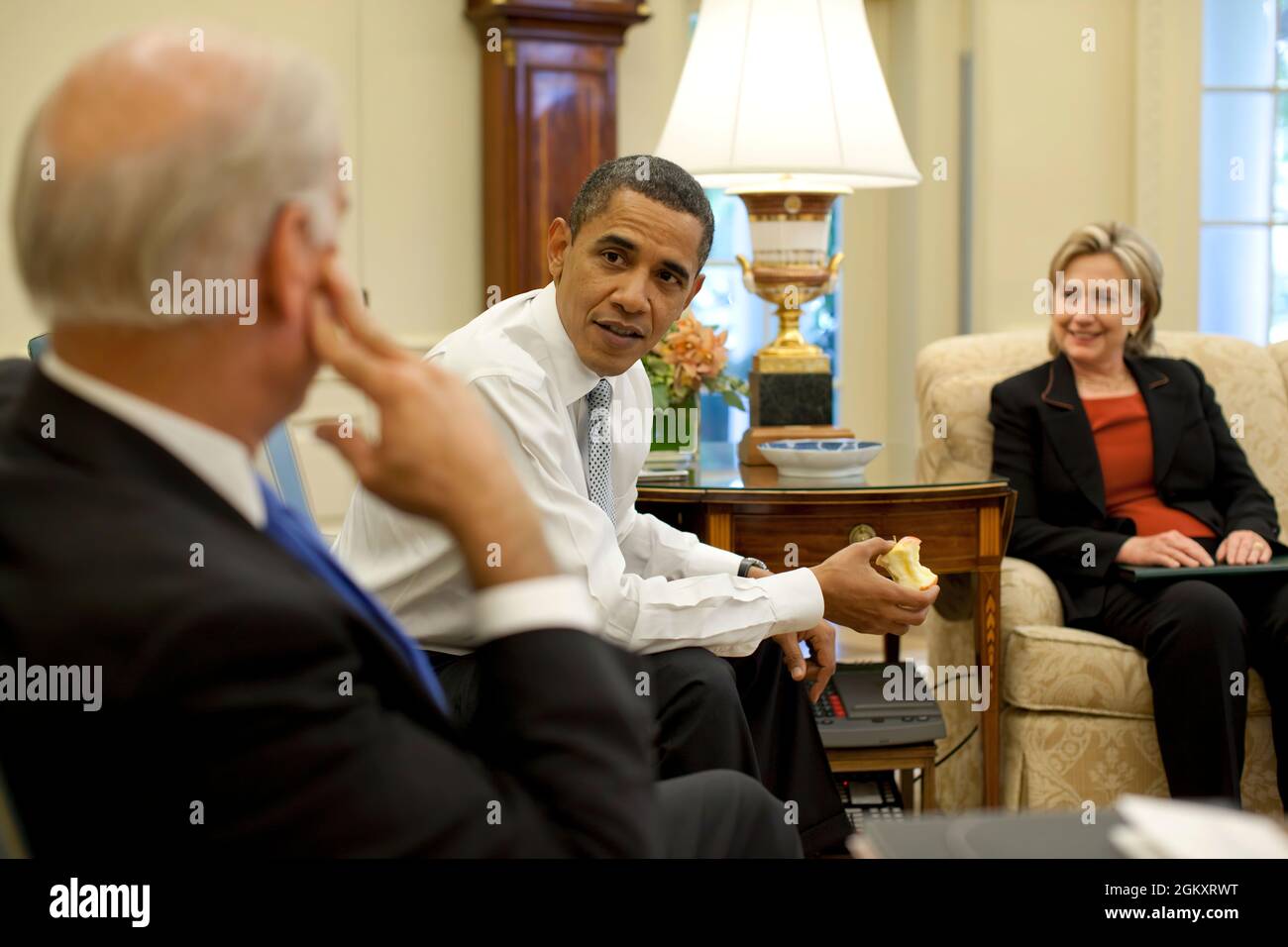 Präsident Barack Obama trifft sich mit Vizepräsident Joe Biden und Außenministerin Hillary Clinton im Oval Office, 8. Oktober 2009. (Offizielles Foto des Weißen Hauses von Pete Souza) Dieses offizielle Foto des Weißen Hauses wird nur zur Veröffentlichung durch Nachrichtenorganisationen und/oder zum persönlichen Druck durch die Betreffzeile(en) des Fotos zur Verfügung gestellt. Das Foto darf in keiner Weise manipuliert werden und darf nicht in kommerziellen oder politischen Materialien, Anzeigen, E-Mails, Produkten, Werbeaktionen verwendet werden, die in irgendeiner Weise die Zustimmung oder Billigung des Präsidenten, der ersten Familie oder der Weißen nahelege Stockfoto