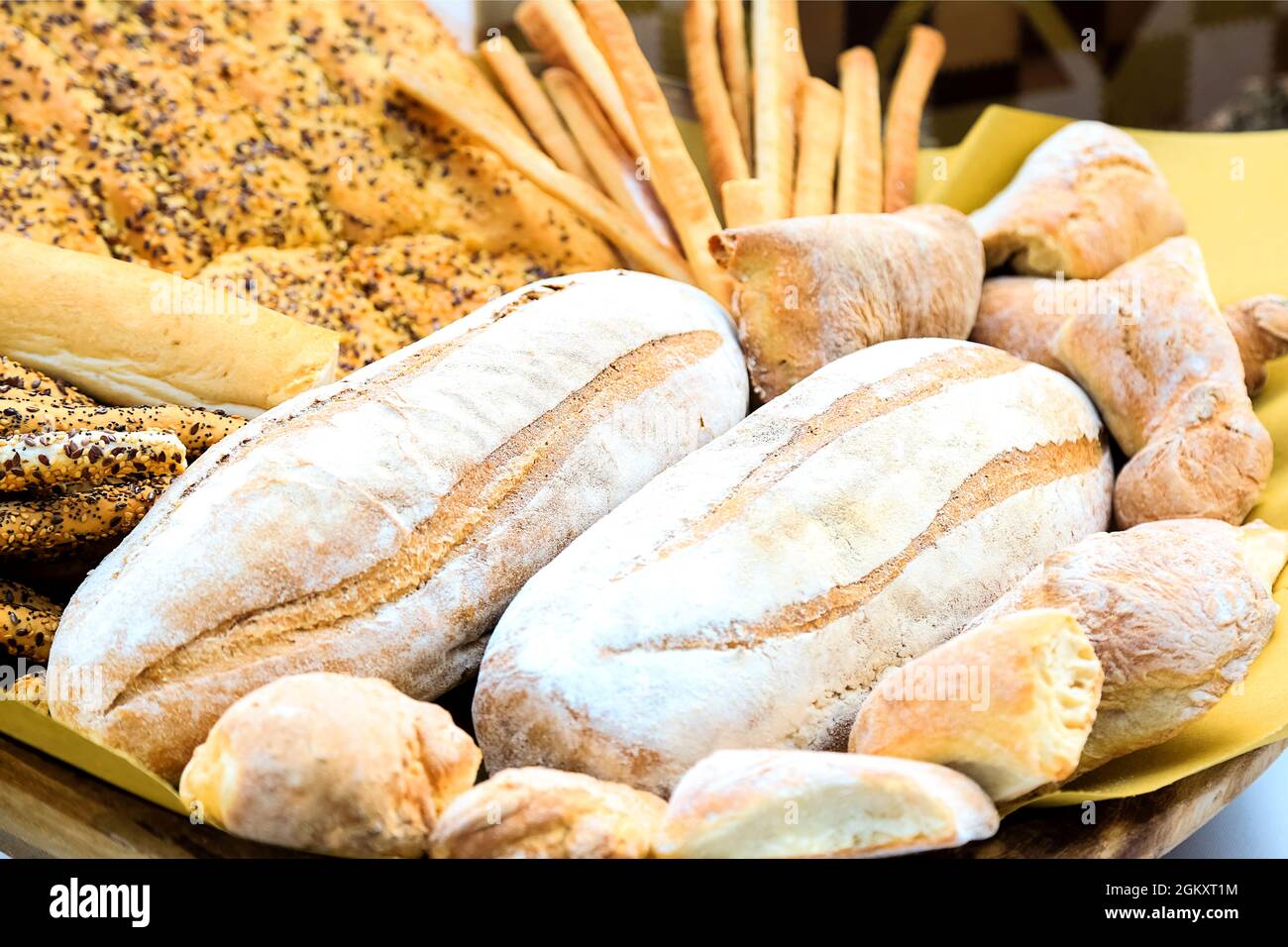 Zwei Laafs frisches Brot mit einer anderen Bäckerei. Verschiedene Arten von Weizen Bäckerei am Sonntag Markt. Ernährungsausstellung. Traditionelle italienische Bäckerei. Focaccia Stockfoto