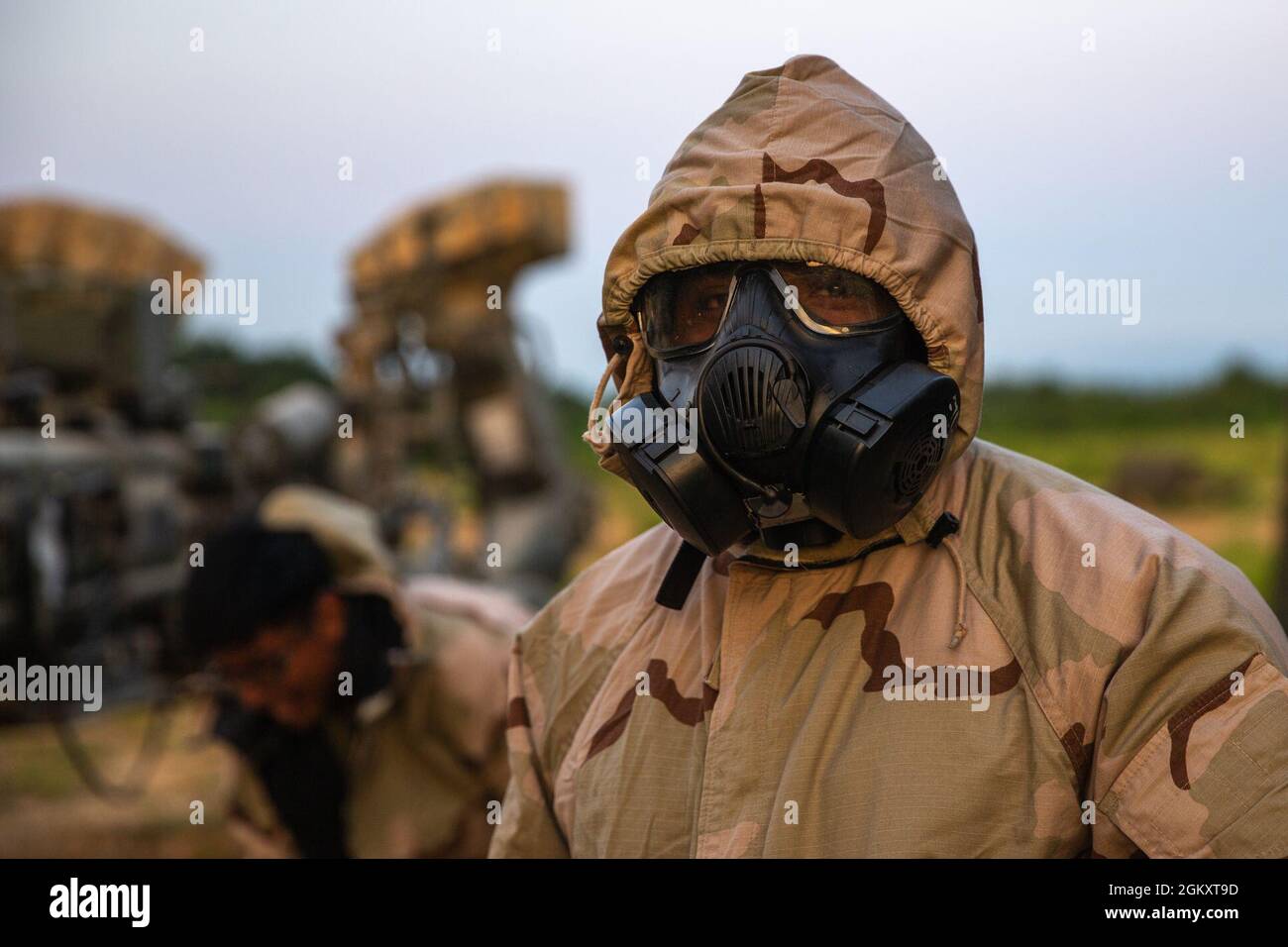 US-Marineinfanteristen und Segler mit 3d-Bataillon, 12th Marines, 3d Marine Division, führen chemische, biologische, Radiologische und nukleare Verteidigungsübungen während des Artillery Relocation Training Program 21.2 im Ojojihara Manöver Area, Japan, 21. Juli 2021. ARTP bietet realistische Live-Fire-Trainingsmöglichkeiten für die einzige permanent im Marinekorps stationierten Artillerieeinheiten, die es ihnen ermöglicht, präzise indirekte Brände aus einer verteilten Umgebung zur Unterstützung maritimer Operationen bereitzustellen. Dieses Training trägt zur Verteidigung Japans und der US-Japan-Allianz als Eckpfeiler bei Stockfoto