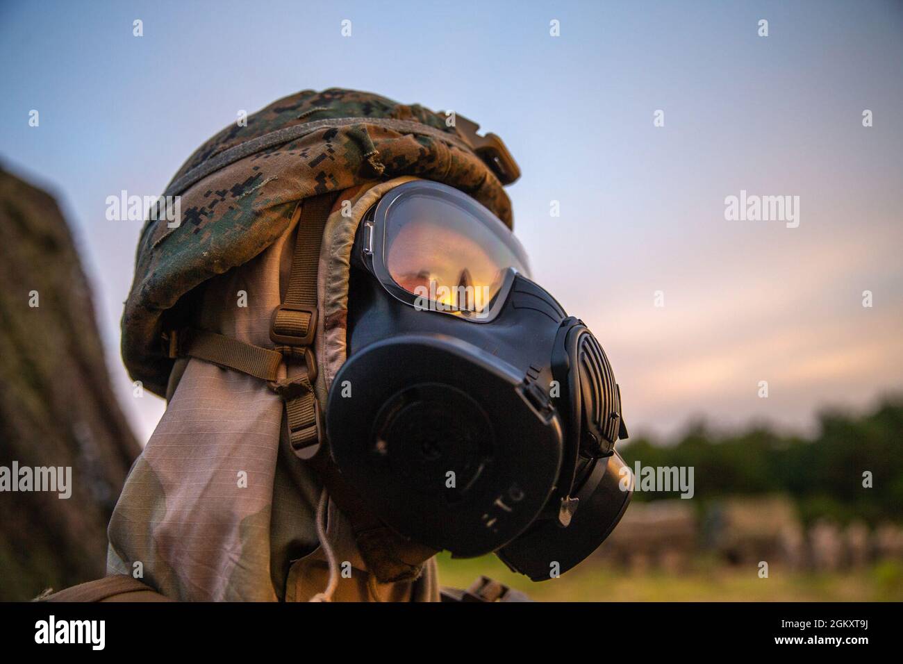 US-Marineinfanteristen und Segler mit 3d-Bataillon, 12th Marines, 3d Marine Division, führen chemische, biologische, Radiologische und nukleare Verteidigungsübungen während des Artillery Relocation Training Program 21.2 im Ojojihara Manöver Area, Japan, 21. Juli 2021. ARTP bietet realistische Live-Fire-Trainingsmöglichkeiten für die einzige permanent im Marinekorps stationierten Artillerieeinheiten, die es ihnen ermöglicht, präzise indirekte Brände aus einer verteilten Umgebung zur Unterstützung maritimer Operationen bereitzustellen. Dieses Training trägt zur Verteidigung Japans und der US-Japan-Allianz als Eckpfeiler bei Stockfoto