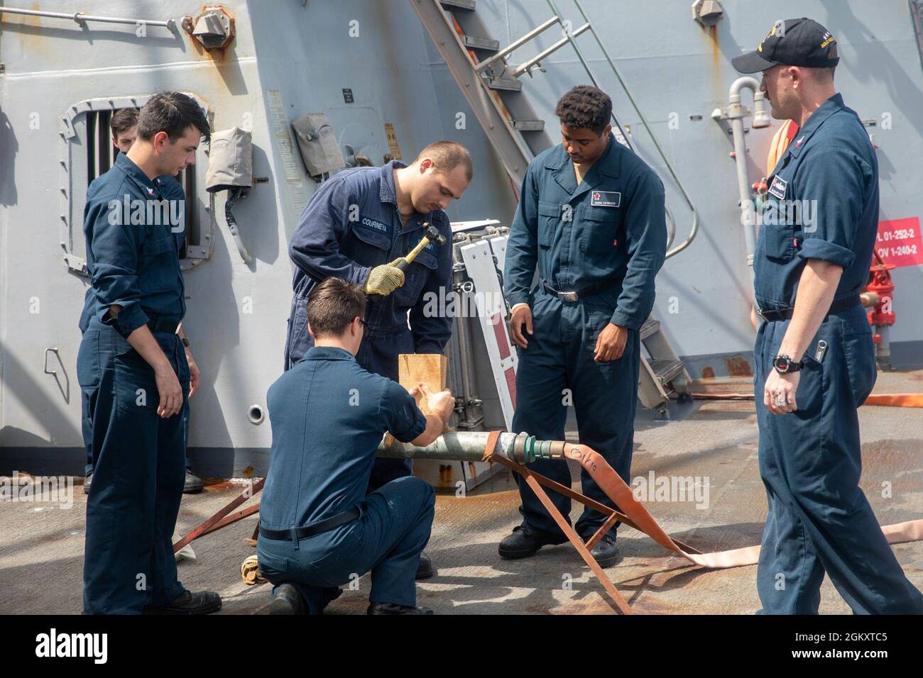 ARABISCHES MEER (21. Juli 2021) – Seeleute führen an Bord des Lenkrakenzerstörers USS Halsey (DDG 97) im Arabischen Meer am 21. Juli ein Training zur Schadenskontrolle durch. Halsey ist dem Kommandanten der Task Force 50 angeschlossen, der im Einsatzgebiet der 5. US-Flotte zur Unterstützung von Marineoperationen eingesetzt wird, um die maritime Stabilität und Sicherheit in der Zentralregion zu gewährleisten und den Mittelmeerraum und den Pazifik durch den westlichen Indischen Ozean und drei strategische Engpässe zu verbinden. Stockfoto