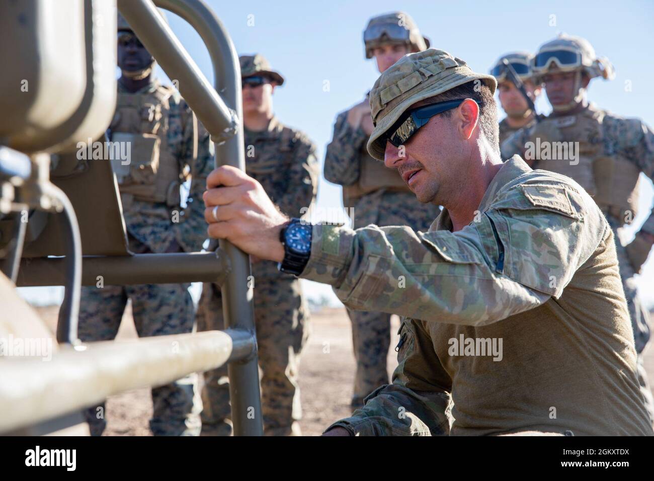 Australische Armee Cpl. Jason Grant, ein Sektionsleiter und Mineralölbetreiber beim 10th Force Support Battalion, unterrichtet die Fähigkeiten und Komponenten der V-35-Kraftstoffpumpe beim US Marine Corps Bulk Fuel Specialists beim Combat Logistics Regiment 3, 3d Marine Logistics Group, während der Übung Talisman Sabre 21 im Hughenden Airfield in Queensland, Australien, 21. Juli 2021. TS21 ist die größte militärische Übung Australiens mit den USA und ist ein Beweis für die starke Allianz, die auf einer tiefen Zusammenarbeit und Vertrauen beruht, die über Jahrzehnte hinweg in Zusammenarbeit und Ausbildung aufgebaut wurde. Stockfoto