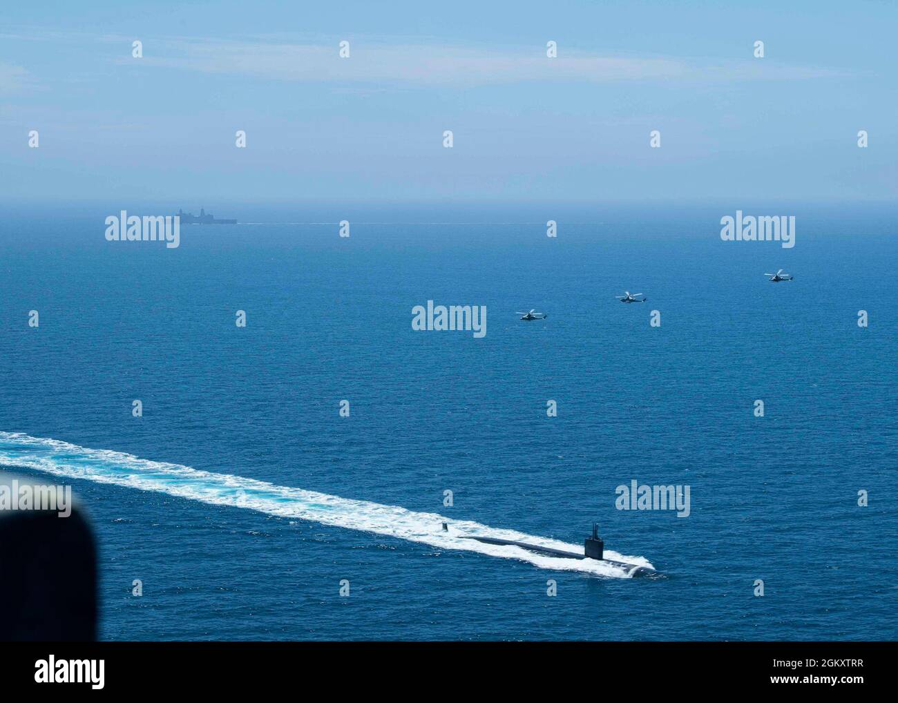 SAN CLEMENTE ISLAND, Kalifornien (20. Juli 2021) US-Marineinfanteristen vom Marine Light Attack Helicopter Squadron (HMLA) 369 und HMLA 469, die an den 3rd Marine Aircraft Wing (MAW) angeschlossen sind, fliegen einen AH-1Z Viper Hubschrauber und zwei UH-1Y Venom Hubschrauber über dem atomaren Angriffssubmarine USS Alexandria der Los Angeles-Klasse (SSN 757) Durchfahrt des Pazifischen Ozeans im Sommer Fury 21 Advanced Naval Basing. Summer Fury ist eine Übung, die von der 3. MAW durchgeführt wird, um Fähigkeiten, Stärke und Vertrauen innerhalb ihrer Einheiten zu erhalten und aufzubauen, um die Bereitschaft und Letalität zu erzeugen, die erforderlich sind, um Gegner abzuschrecken und zu besiegen Stockfoto