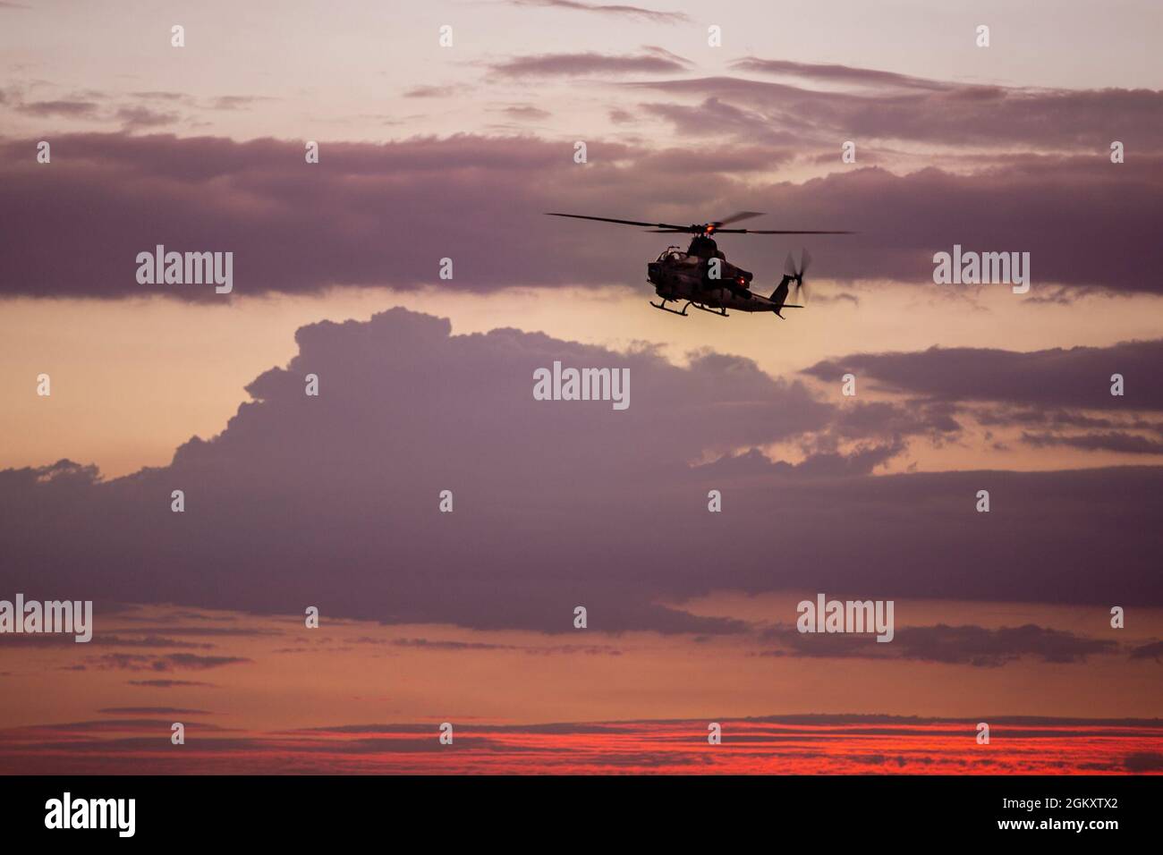 U.S. Marineinfanteristen mit Marine Light Helicopter Attack Squadron 773, Marine Aircraft Group 49, 4. Marine Aircraft Wing, fliegen einen Bell AH-1Z Viper Hubschrauber während der Fire Support Coordination Übung im Marine Corps Air Ground Combat Center, Twentynine Palms, Kalifornien, 21. Juli 2021. FSCEX wurde entwickelt, um die Marine Air Ground Task Force, die Fähigkeit anderer US-Streitkräfte und der Partnerländer, ein breites Spektrum an hochkalibrigen und explosiven Kampfmitteln von mehreren Boden- und Luftplattformen zu koordinieren, herauszufordern und so den Erfolg auf einem modernen Schlachtfeld sicherzustellen. Stockfoto