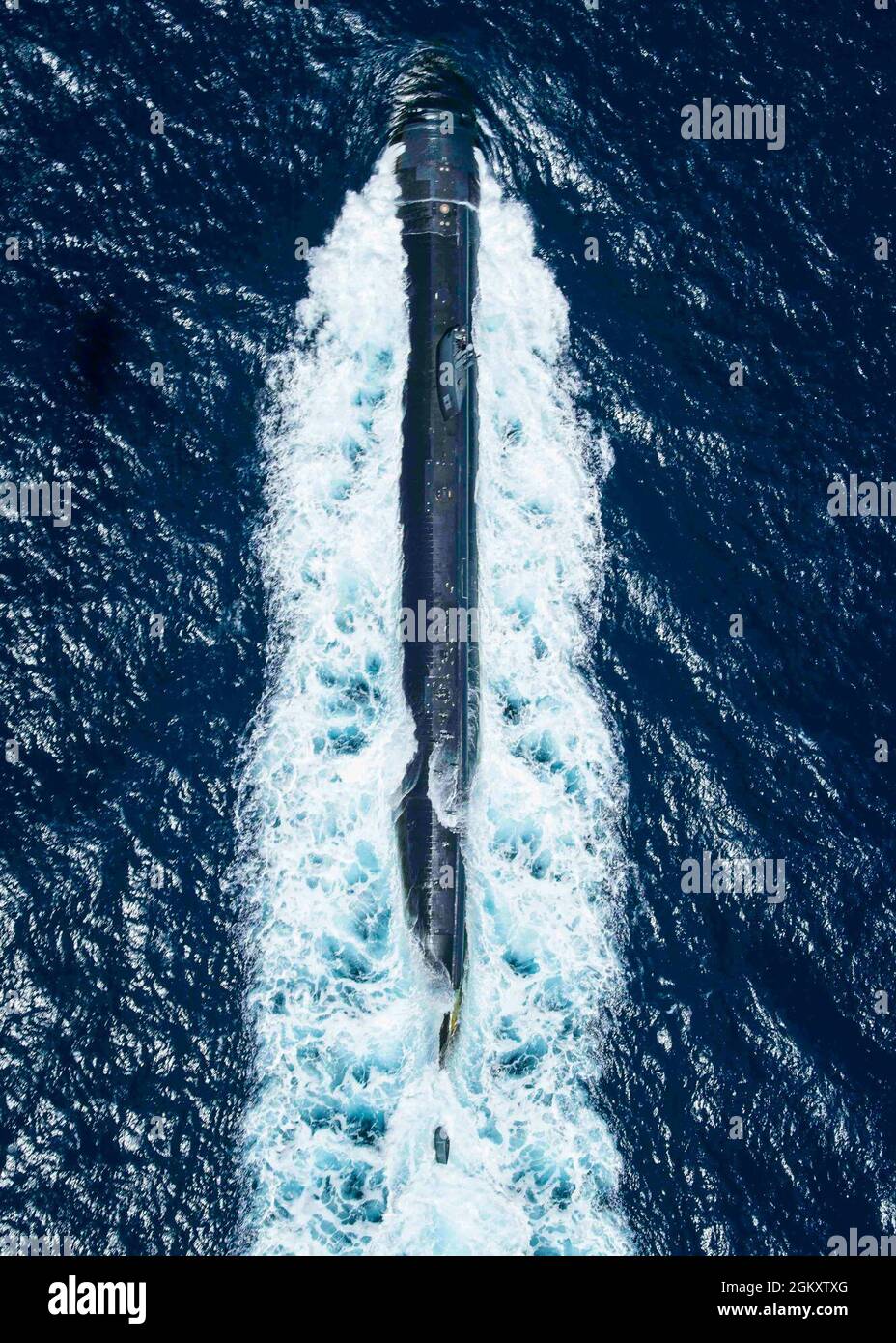 SAN CLEMENTE ISLAND, Kalifornien (20. Juli 2021) das nuklearbetriebene Angriffs-U-Boot USS Alexandria (SSN 757) der Klasse Los Angeles durchfließt den Pazifischen Ozean während der Sommerfury 21 Advanced Naval Basing. Summer Fury ist eine Übung, die vom 3rd Marine Aircraft Wing (MAW) durchgeführt wird, um die Fähigkeit zu erhalten und aufzubauen, Stärke und Vertrauen innerhalb seiner Einheiten, um die Bereitschaft und die Letalität zu schaffen, die erforderlich sind, um Gegner während der Kampfhandlungen abzuschrecken und zu besiegen, da das US-Marine-Korps Taktik und Ausrüstung gemäß Force Design 2030 verfeinert. Stockfoto