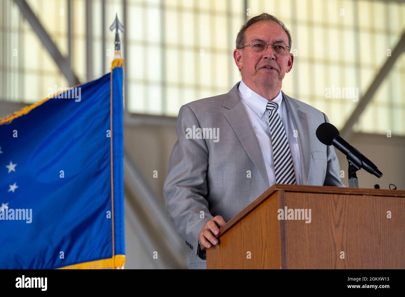 LT. General (ret) David Deptula, Dekan des Mitchell Institute of Aerospace Power Studies, hält eine Gedenkrede auf der Joint Base Langley-Eustis, Virginia, 21. Juli 2021. David Deptula wurde als Gastredner im Rahmen der Veranstaltung zum hundertjährigen Untergang des Ostfrieslandes eingeladen. Stockfoto