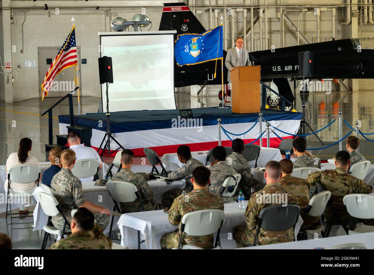 LT. General (ret) David Deptula, Dekan des Mitchell Institute of Aerospace Power Studies, hält eine Rede über die Geschichte von Billy Mitchell und den Untergang des SMS Ostfriesland auf der Joint Base Langley-Eustis, Virginia, 21. Juli 2021. David Deptula wurde als Gastredner im Rahmen der Veranstaltung zum hundertjährigen Untergang des Ostfrieslandes eingeladen. Stockfoto