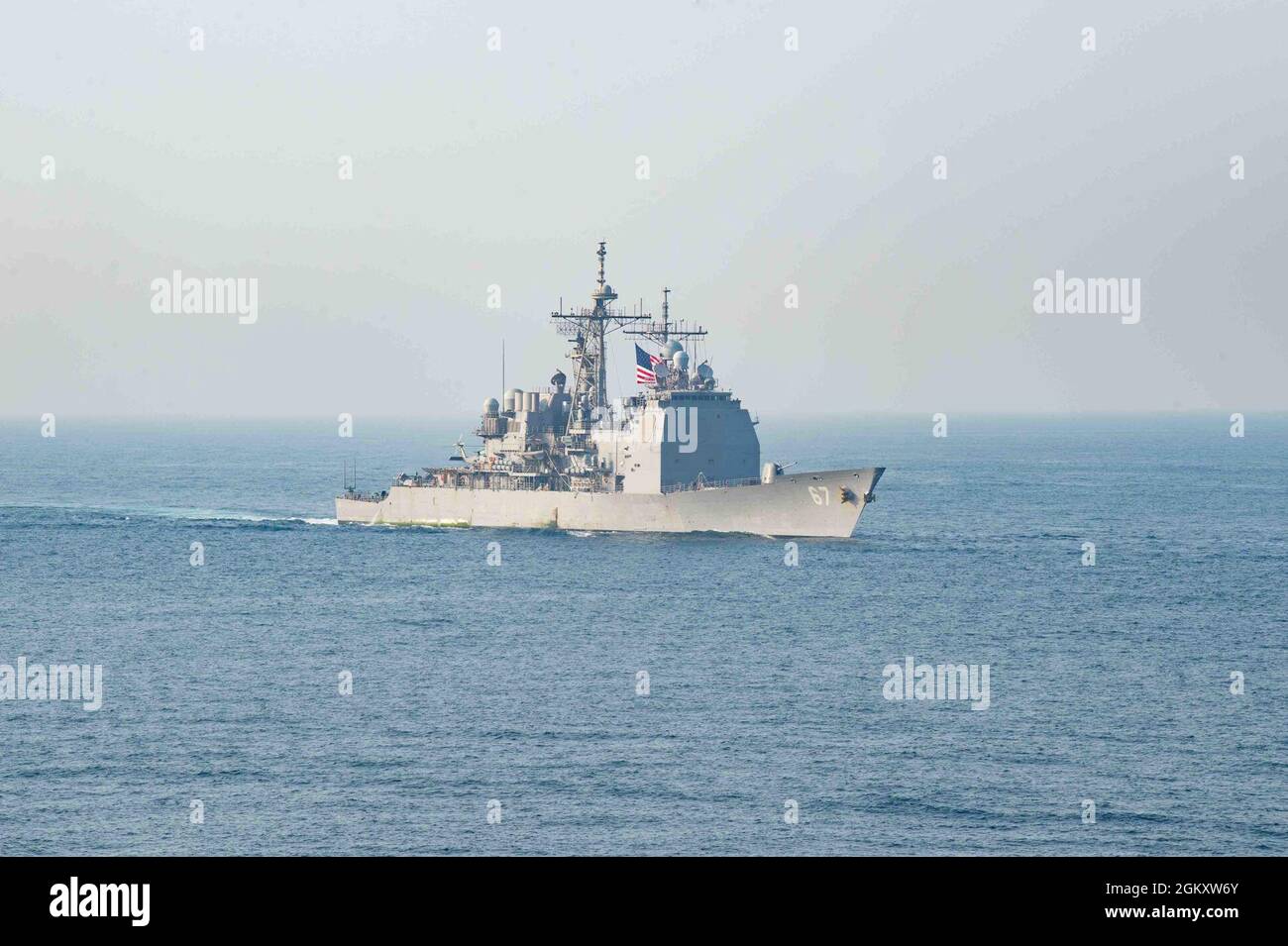 210722-N-WQ732-1079 ARABIAN GULF (22. Juli 2021) – der mit Raketen geführte Kreuzer USS Shiloh (CG 67) durchsetzt den Arabischen Golf, 22. Juli. Shiloh wird in den Einsatzbereich der 5. US-Flotte eingesetzt, um Marineinteraktionen zu unterstützen, um die maritime Stabilität und Sicherheit in der Zentralregion zu gewährleisten und das Mittelmeer und den Pazifik durch den westlichen Indischen Ozean und drei strategische Engpässe zu verbinden. Stockfoto
