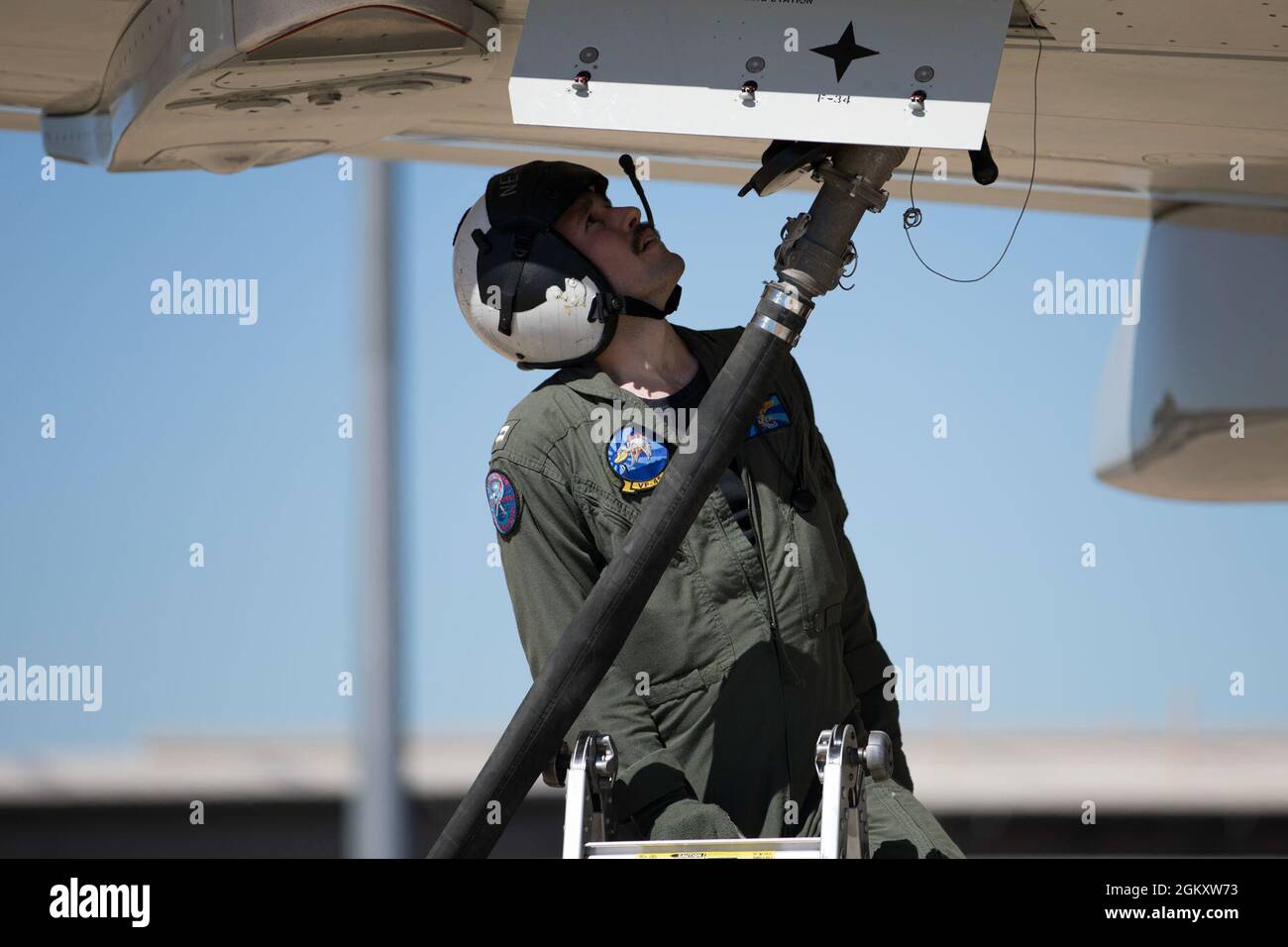 U.S. Navy LT. Gabe Neal, ein Marineflieger mit Patrol Squadron 45, beobachtet das Betanken eines P-8A Poseidon-Flugzeugs der U.S. Navy mit Patrol Squadron 45 zur Unterstützung von Talisman Sabre 21 auf dem Royal Australian Air Force Base Townsville, Queensland, Australien, 21. Juli 2021. Australische und US-Streitkräfte vereinen sich alle zwei Jahre für Talisman Sabre, eine einmonatige Multi-Domain-Übung, die die Fähigkeiten von Alliierten und Partner stärkt, um auf die gesamte Bandbreite der Sicherheitsbedenken im Indo-Pazifik-Raum zu reagieren. Stockfoto
