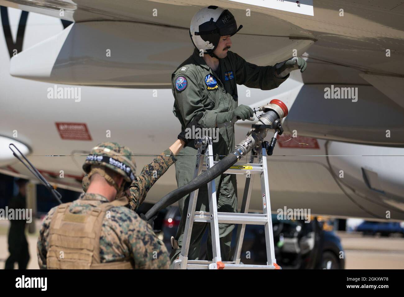 U.S. Navy LT. Gabe Neal, ein Marineflieger mit Patrol Squadron 45, bereitet sich darauf vor, ein P-8A Poseidon-Flugzeug der US Navy mit Patrol Squadron 45 zur Unterstützung der Übung Talisman Sabre 21 auf dem Royal Australian Air Force Base Townsville, Queensland, Australien, 21. Juli 2021, zu betanken. Australische und US-Streitkräfte vereinen sich alle zwei Jahre für Talisman Sabre, eine einmonatige Multi-Domain-Übung, die die Fähigkeiten von Alliierten und Partner stärkt, um auf die gesamte Bandbreite der Sicherheitsbedenken im Indo-Pazifik-Raum zu reagieren. Stockfoto