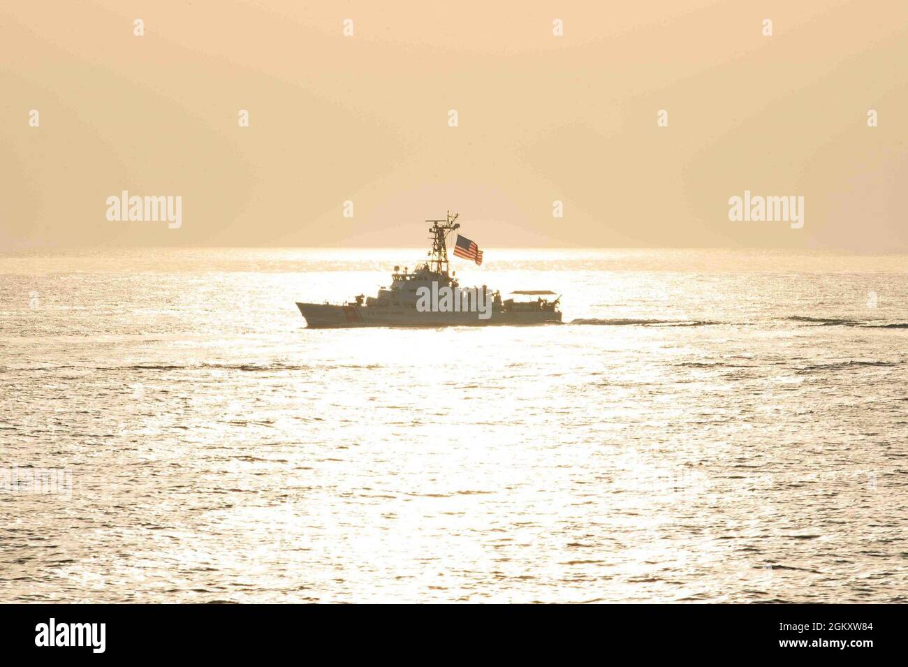 210722-N-WQ732-1032 ARABISCHER GOLF (22. Juli 2021) – Patrouillenboot USCGC Monomoy (WPB 1326) fährt am 22. Juli durch den Arabischen Golf. Monomoy wird im Einsatzgebiet der 5. US-Flotte eingesetzt, um Marinestützpunkte zu unterstützen, um die maritime Stabilität und Sicherheit in der Zentralregion zu gewährleisten und das Mittelmeer und den Pazifik durch den westlichen Indischen Ozean und drei strategische Engpässe zu verbinden. Stockfoto