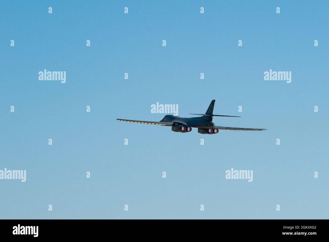Ein dem 34. Bombengeschwader zugewiesener B-1B Lancer klettert am letzten Tag von Combat Raider 21 auf der Ellsworth Air Force Base, S. D., 22. Juli 2021 in den Himmel. Combat Raider bereitet zukünftige Führungskräfte darauf vor, auf die Herausforderung einer Sicherheitsumgebung vorbereitet zu sein, die durch schnelle technologische Veränderungen und Herausforderungen in jedem Betriebsbereich definiert ist. Stockfoto