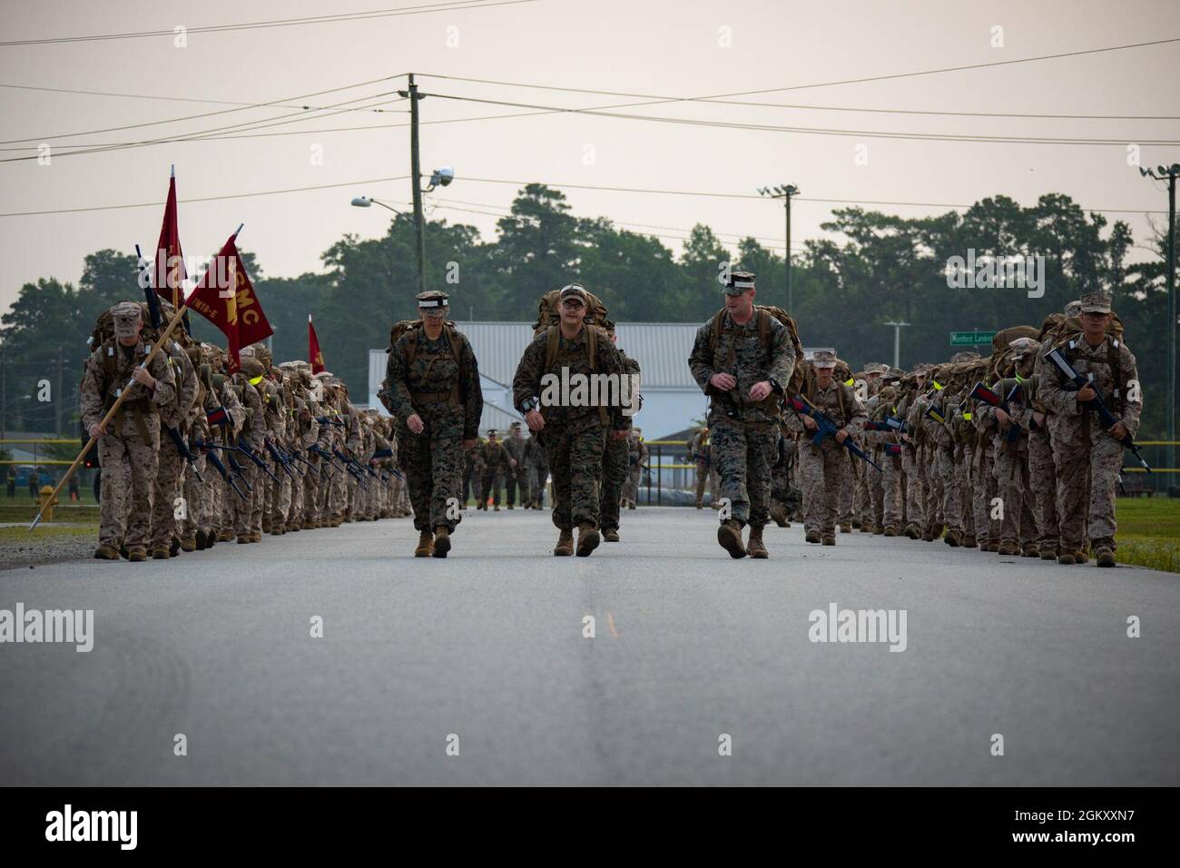 Studenten der US-Marine und festes Personal mit Field Medical Training Battalion-East (FMTB-E), Training Command, steigen auf eine zwei Meilen lange Wanderung auf Camp Johnson, N.C., 22. Juli 2021. Die Schüler von FMTB-E nehmen während einer normalen Trainingsentwicklung an vier verschiedenen Wanderungen Teil, um sich besser auf die körperlichen Belastungen vorzubereiten, die sie an ihre zukünftigen US-Marine Corps-Einheiten anhängen. Stockfoto
