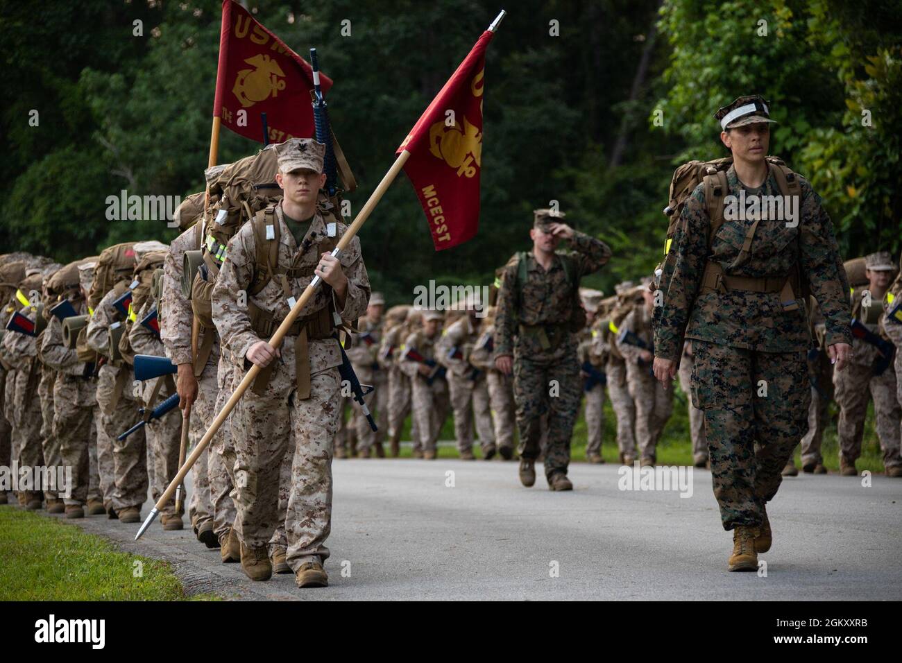 Studenten der US-Marine und festes Personal mit Field Medical Training Battalion-East (FMTB-E), Training Command, steigen auf eine zwei Meilen lange Wanderung auf Camp Johnson, N.C., 22. Juli 2021. Die Schüler von FMTB-E nehmen während einer normalen Trainingsentwicklung an vier verschiedenen Wanderungen Teil, um sich besser auf die körperlichen Belastungen vorzubereiten, die sie an ihre zukünftigen US-Marine Corps-Einheiten anhängen. Stockfoto