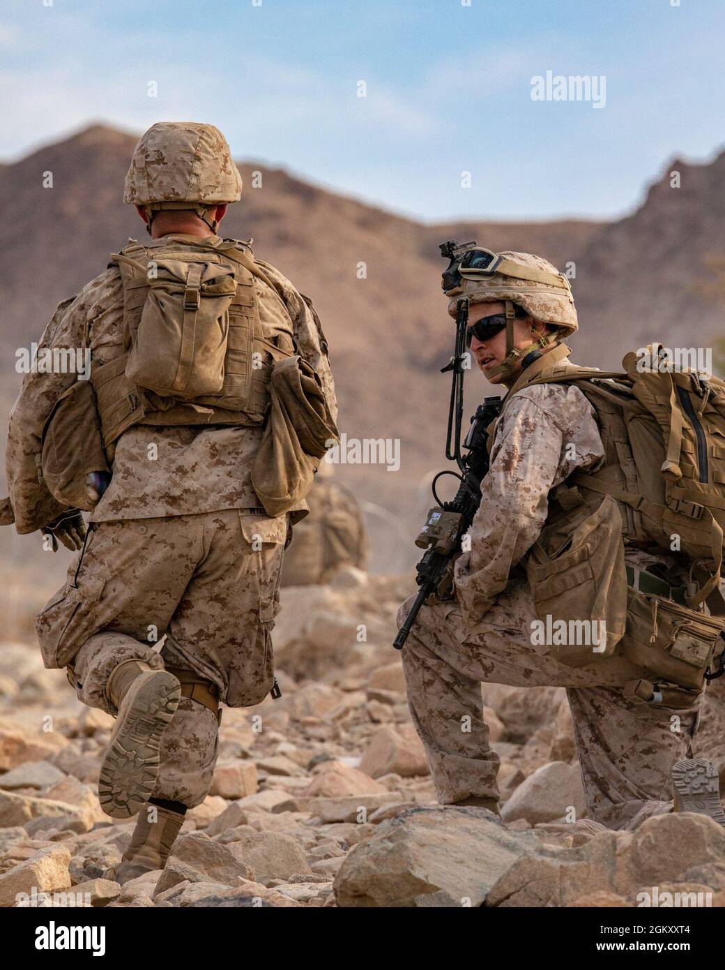 Marines with India Company, 3rd Bataillon, 25th Marines, 4th Marine Division, bereiten sich vor, während der Integrated Training Exercise (ITX) 4-21 am 22. Juli im Marine Corps Air Ground Combat Center Twentynine Palms, Kalifornien, auf eine feindliche Position auf dem 410A-Bereich vorzurücken. Der Range 410A bietet Reserve Marines die Möglichkeit, einen Feuer- und Manöverangriff durchzuführen, der von Mortapfern, Maschinengewehrschützen und Kampfingenieuren unterstützt wird. Stockfoto