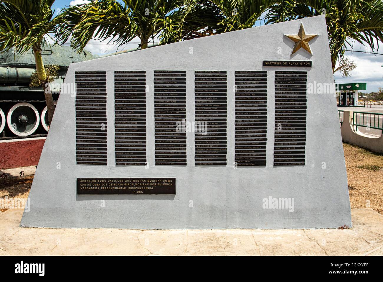 Namen von Revolutionssoldaten außerhalb eines Museums in Giron, Kuba, mit einem Zitat von Führer Fidel Castro. Stockfoto