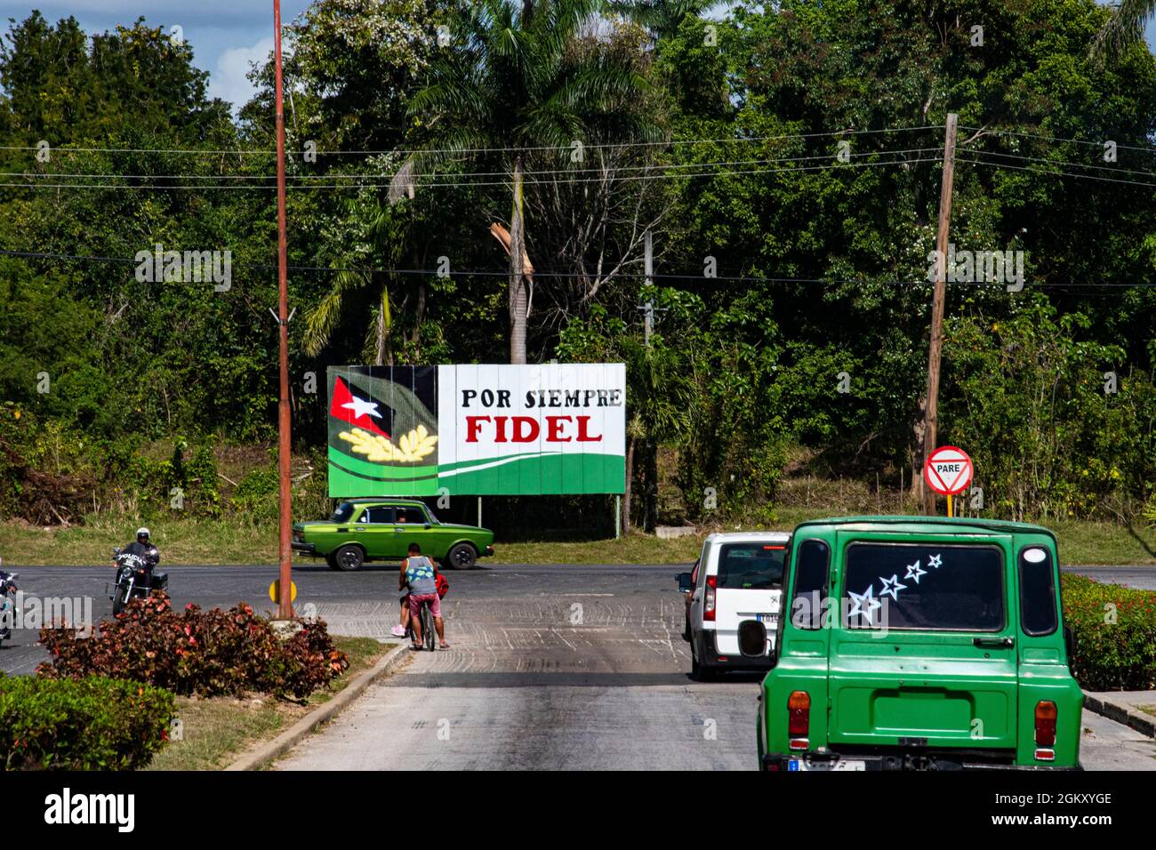 Autos am Straßenrand außerhalb von Havanna, Cube feiert das Leben des kubanischen Führers Fidel Castro. Stockfoto