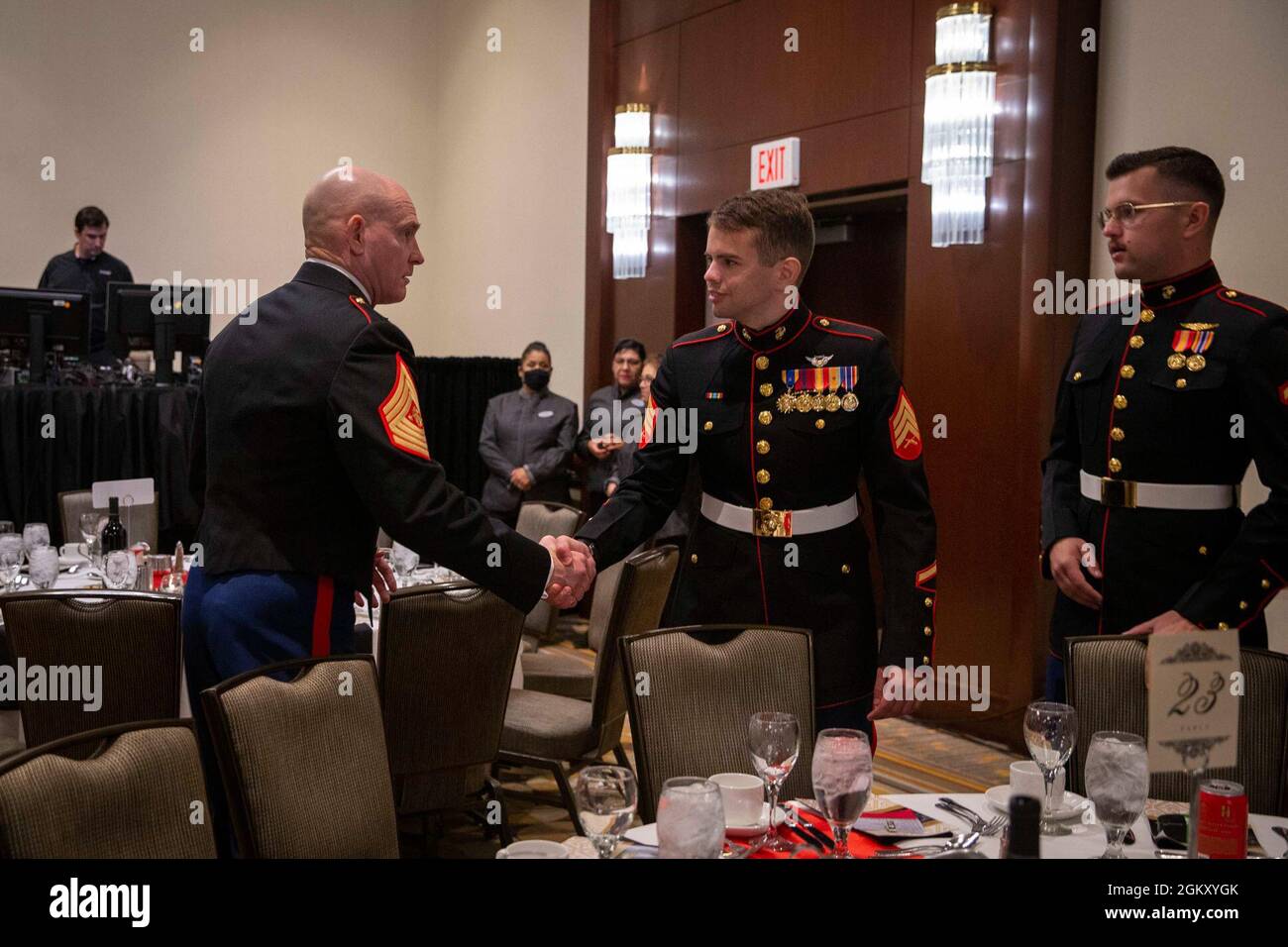 Der 19. Oberfeldwebel des Marine Corps, Sgt. Maj. Troy E. Black, nimmt am Festmahl der Marine Corps Aviation Association (MCAA) in Dallas, Texas, am 22. Juli 2021 Teil. Der Hauptfeldwebel des Marine Corps nahm an der Präsentation der Marine-Piloten Teil, die 2021 Auszeichnungen erhalten hatten. Die MCAA ist eine gemeinnützige Organisation, die professionelle Exzellenz in der Meeresluftfahrt anerkennt, die Öffentlichkeit über ihre Geschichte und ihr Erbe aufklärt und jährlich 28 Marine Corps Aviation Awards ausgibt. Stockfoto