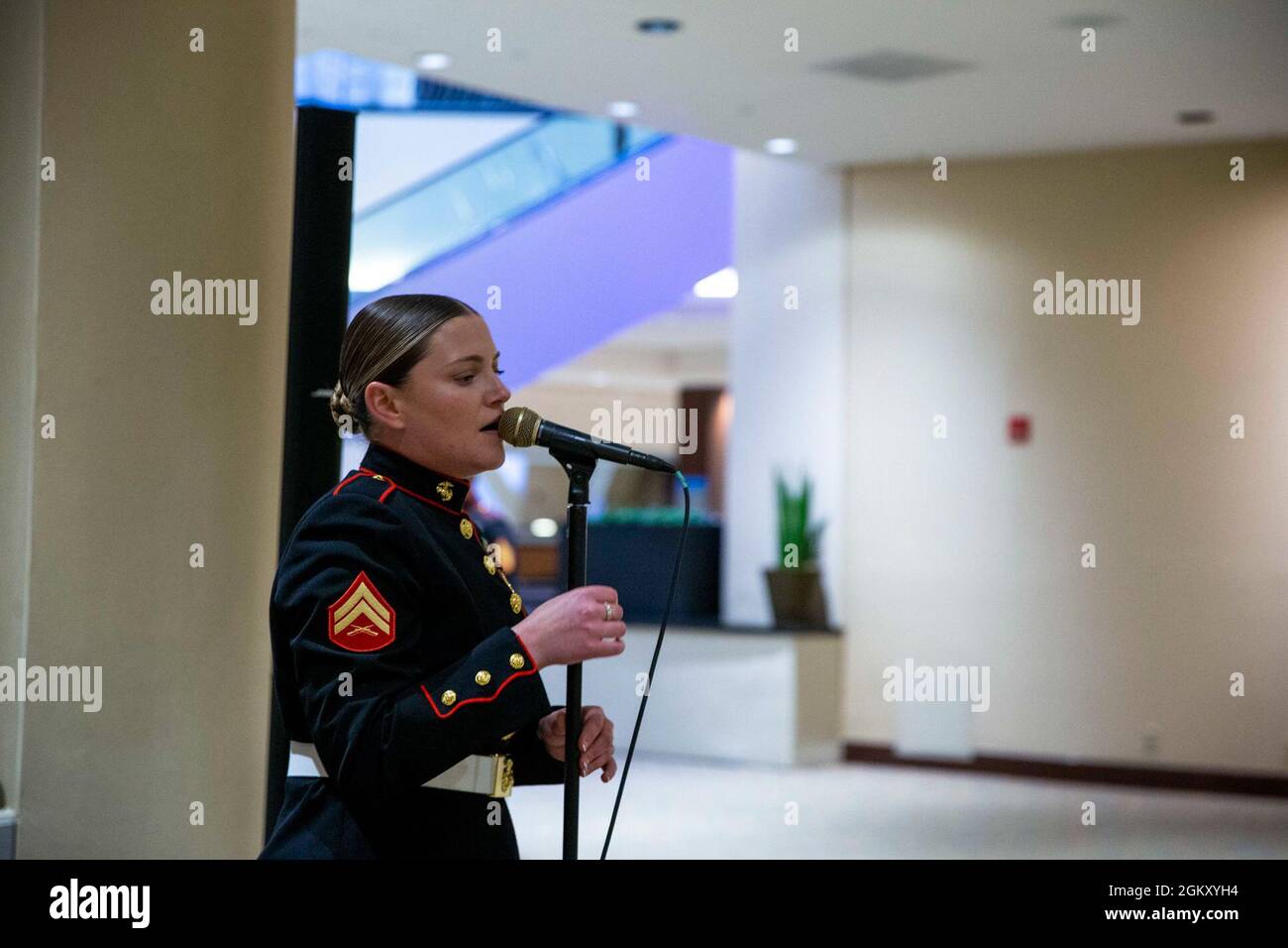 Die 3rd Marine Aircraft Wing Band tritt beim Festmahl der Marine Corps Aviation Association (MCAA) Awards in Dallas, Texas, am 22. Juli 2021 auf. Der Hauptfeldwebel des Marine Corps nahm an der Präsentation der Marine-Piloten Teil, die 2021 Auszeichnungen erhalten hatten. Die MCAA ist eine gemeinnützige Organisation, die professionelle Exzellenz in der Meeresluftfahrt anerkennt, die Öffentlichkeit über ihre Geschichte und ihr Erbe aufklärt und jährlich 28 Marine Corps Aviation Awards ausgibt. Stockfoto