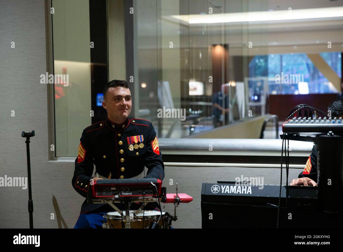 Die 3rd Marine Aircraft Wing Band tritt beim Festmahl der Marine Corps Aviation Association (MCAA) Awards in Dallas, Texas, am 22. Juli 2021 auf. Der Hauptfeldwebel des Marine Corps nahm an der Präsentation der Marine-Piloten Teil, die 2021 Auszeichnungen erhalten hatten. Die MCAA ist eine gemeinnützige Organisation, die professionelle Exzellenz in der Meeresluftfahrt anerkennt, die Öffentlichkeit über ihre Geschichte und ihr Erbe aufklärt und jährlich 28 Marine Corps Aviation Awards ausgibt. Stockfoto