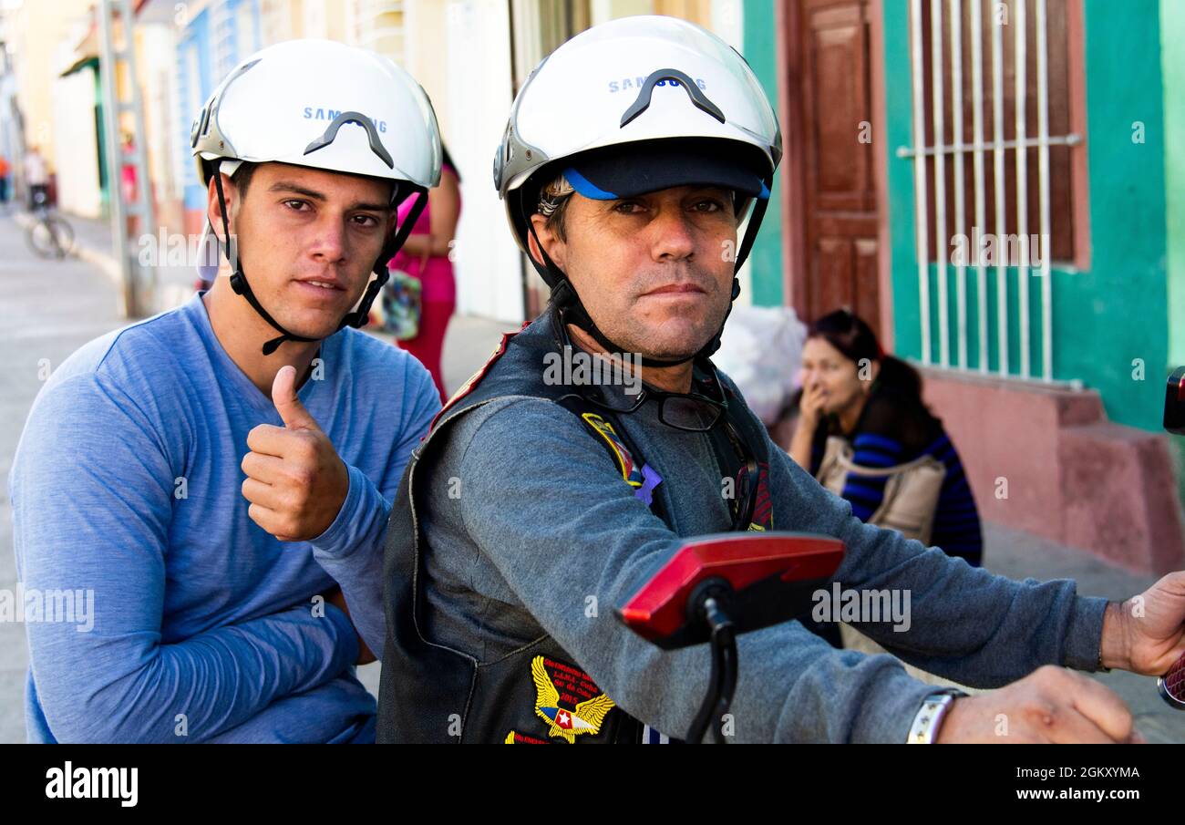 Sohn und Vater fahren in Trinidad, Kuba, mit dem Fahrrad Stockfoto