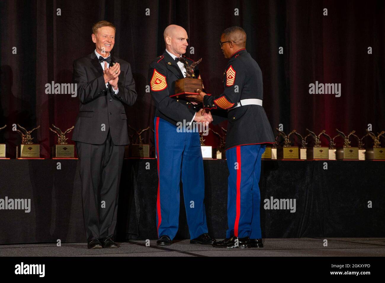 Der 19. Oberfeldwebel des Marine Corps, Sgt. Maj. Troy E. Black, nimmt am Festmahl der Marine Corps Aviation Association (MCAA) in Dallas, Texas, am 22. Juli 2021 Teil. Der Hauptfeldwebel des Marine Corps nahm an der Präsentation der Marine-Piloten Teil, die 2021 Auszeichnungen erhalten hatten. Die MCAA ist eine gemeinnützige Organisation, die professionelle Exzellenz in der Meeresluftfahrt anerkennt, die Öffentlichkeit über ihre Geschichte und ihr Erbe aufklärt und jährlich 28 Marine Corps Aviation Awards ausgibt. Stockfoto