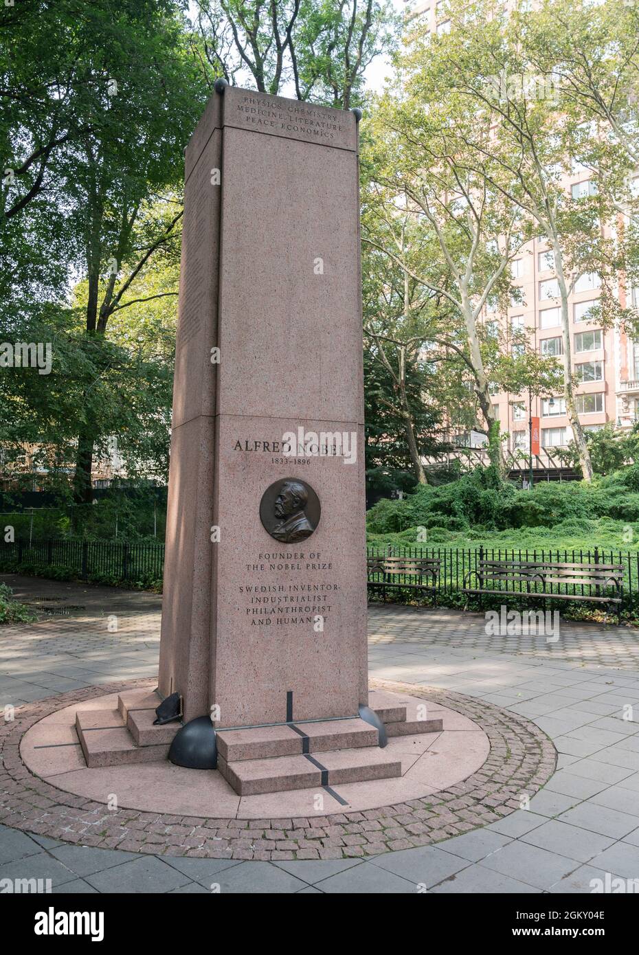 New York, NY - 15. September 2021: Das Nobelmonument wurde während der Enthüllung von acht neuen Inschriften amerikanischer Preisträger im Theodore Roosevelt Park gesehen Stockfoto