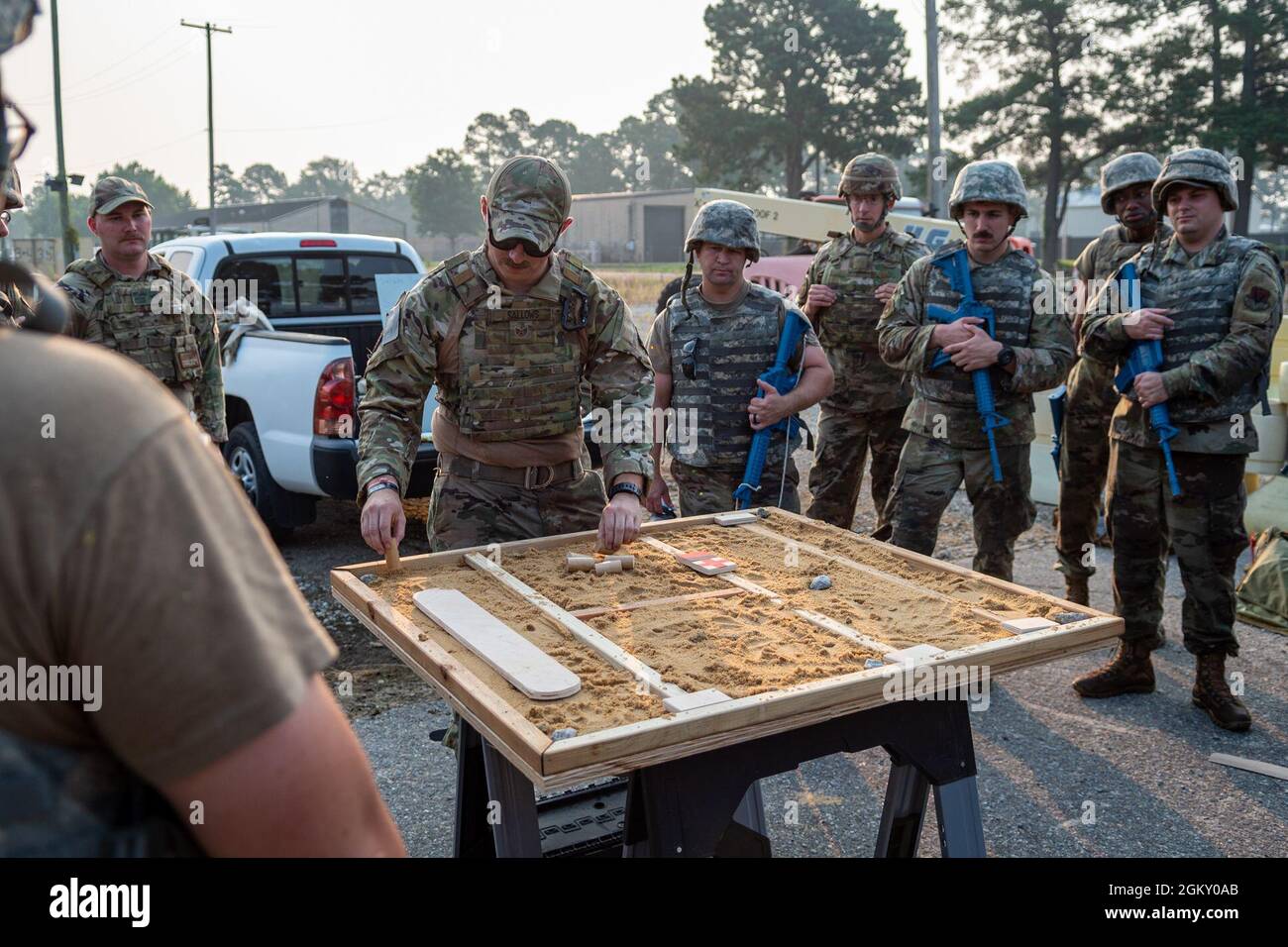 Die Luftwaffe des 4. Zivilingenieurgeschwaders überprüft eine Karte ihrer simulierten Basis im Rahmen des Prime Base Engineer Emergency Force- oder Prime BEEF-Programms auf der Luftwaffenbasis Seymour Johnson, North Carolina, 22. Juli 2021. Das Prime BEEF-Programm war drei Tage lang und beinhaltete verschiedene Trainingsprogramme, darunter Luftwaffenverteidigung, chemische, biologische, radiologische und nukleare Operationen, Und Zeltbau. Stockfoto
