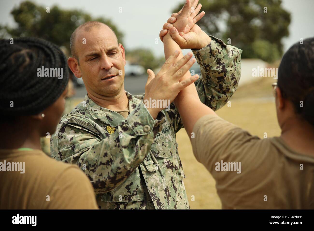 210722-N-OI926-013 CAMP PENDLETON (22. Juli 2021) der oberste Waffenmeister Daryl Roberson-Dias demonstriert während der Sicherheitsreaktionskraft Bravo (SRF-B) in der Assault Craft Unit Five (ACU-5) Rückhaltungstechniken. Stockfoto