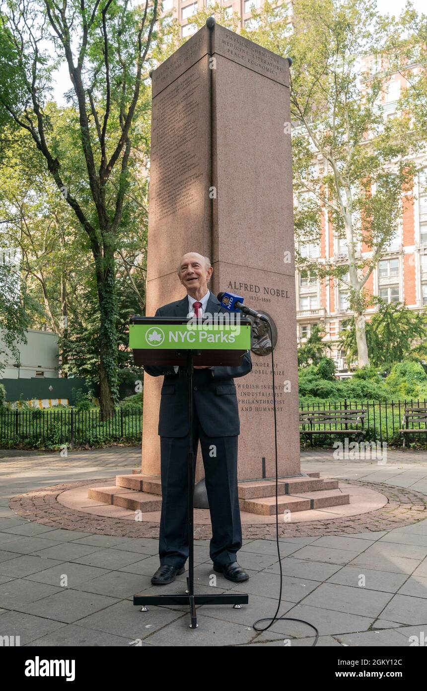 New York, NY - 15. September 2021: Der Nobelpreisträger von 2020, Dr. Harvey J. Alter, spricht bei der Enthüllung von acht neuen Inschriften für das Nobeldenkmal im Theodore Roosevelt Park Stockfoto