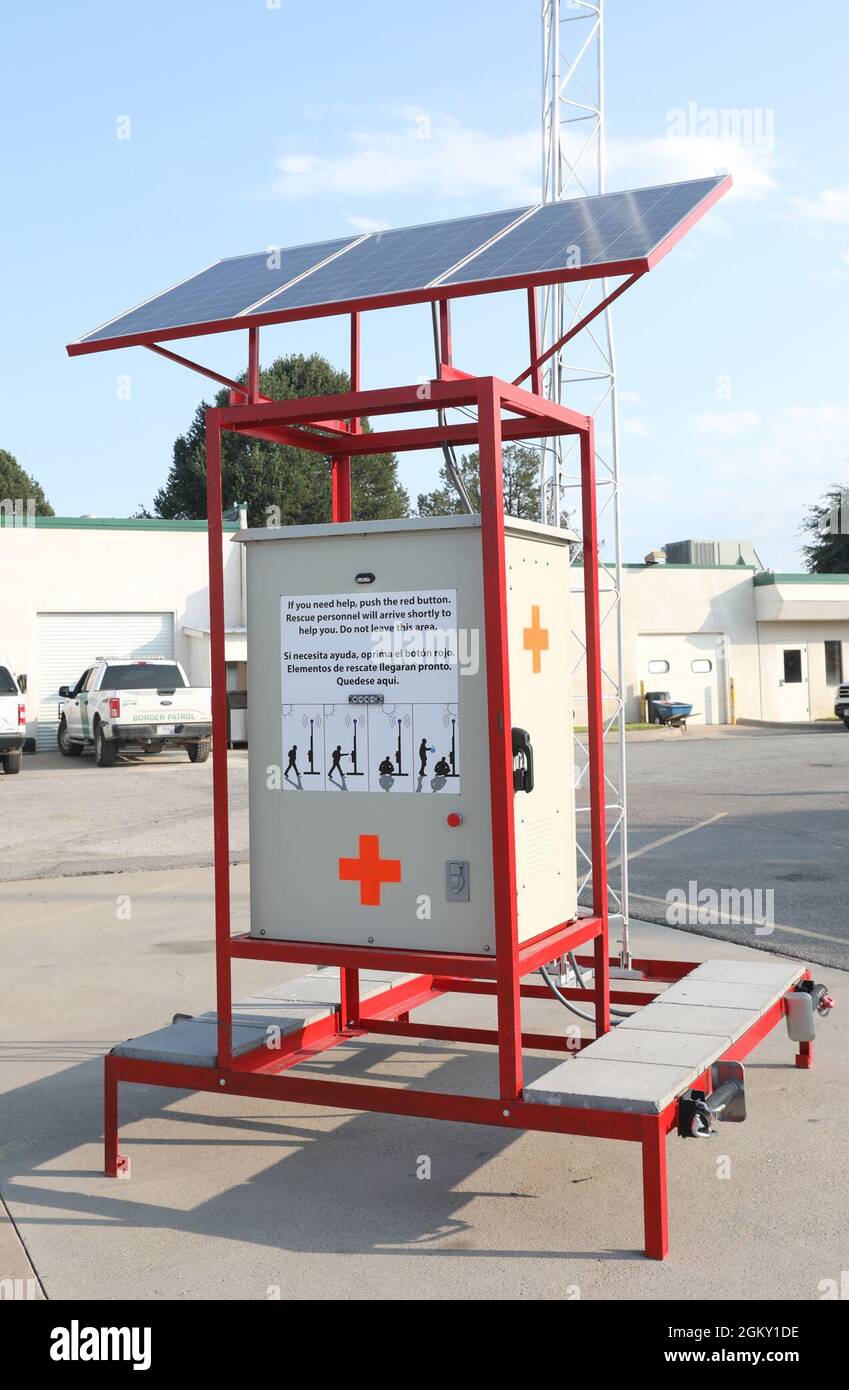 Nahaufnahme der Front- und Seitenverkleidung mit Markierungen und der roten Aktivierungstaste an Rettungsleuchtfeuer-Einheiten, die vom Big Bend Sector von Border Patrol in Marfa, Texas, angezeigt werden, 23. Juli 2021. Chief Patrol Agent Sean L. McGoffin wurde von regionalen und staatlichen Strafverfolgungsbehörden in einer Pressekonferenz begleitet, um lebensrettende Informationen bereitzustellen und vor den Gefahren des Grenzübergangs zu warnen. Stockfoto