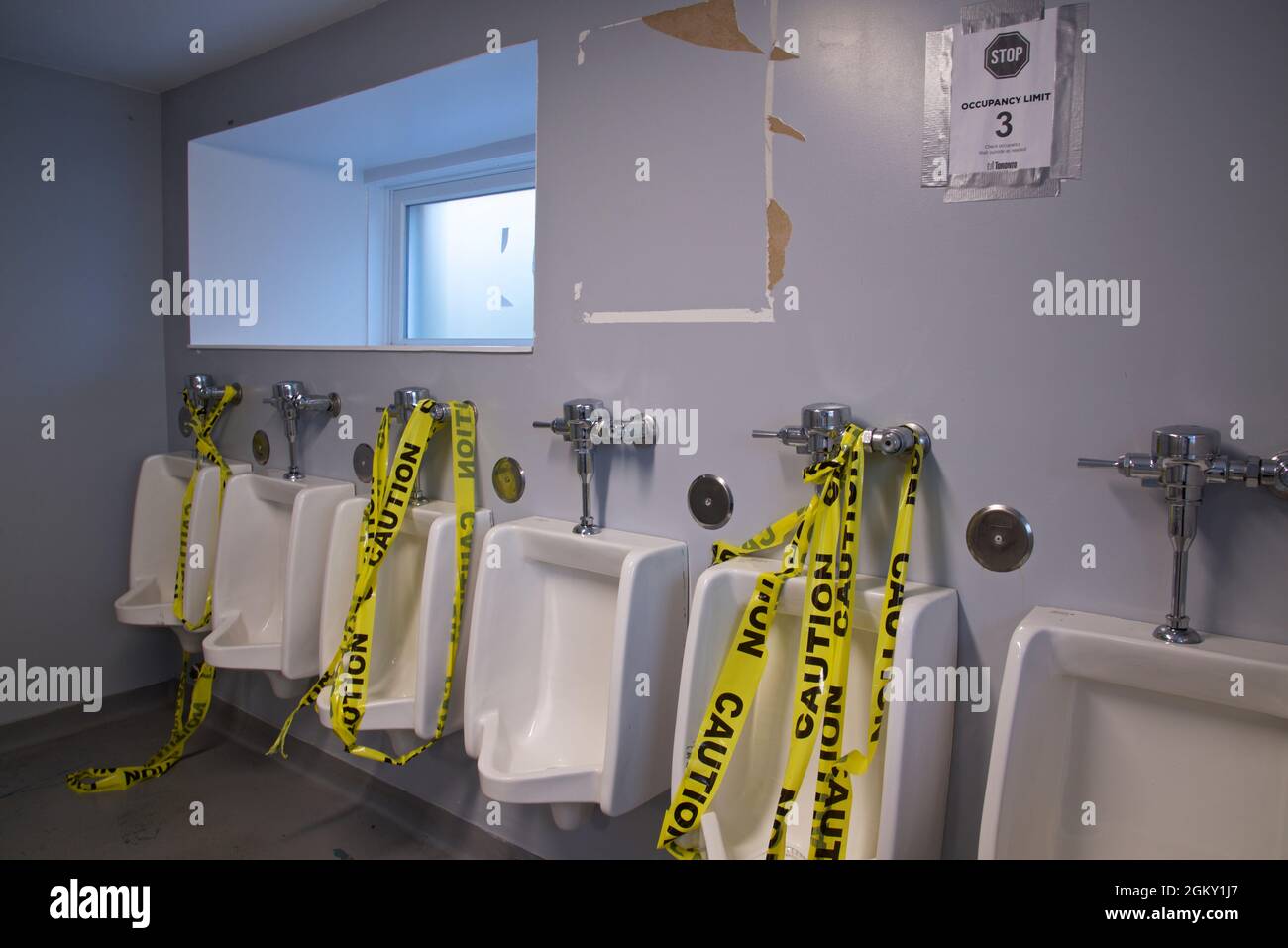 In der öffentlichen Toilette im Park wurde ein Zeichen für Kapazitätsgrenzen gesetzt Stockfoto