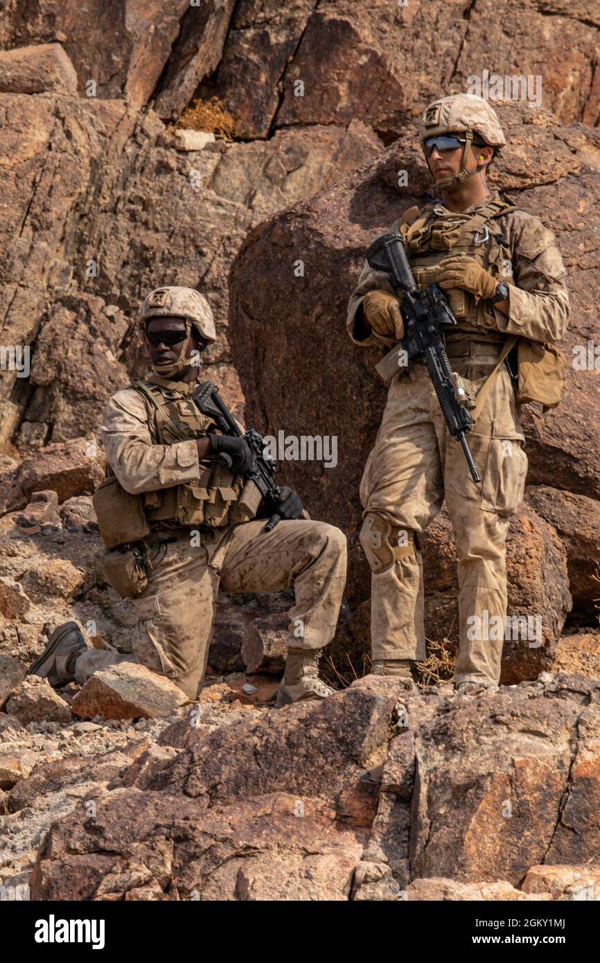 Marines with Kilo Company, 3rd Battalion, 25th Marines, 4th Marine Division, Standby for Advancement Orders on Range 400 during Integrated Training Exercise (ITX) 4-21 at Marine Corps Air Ground Combat Center, Twentynine Palms, California on July 23, 2021. Range 400 ist ein unternehmensgroßes Angriffsgebiet für Live-Feuer, das eine komplexe Koordinierung der Brände erfordert und kampfbereite Reservemarinen hervorbringt, die bereit sind, die aktive Komponente zu erweitern und zu verstärken. Stockfoto