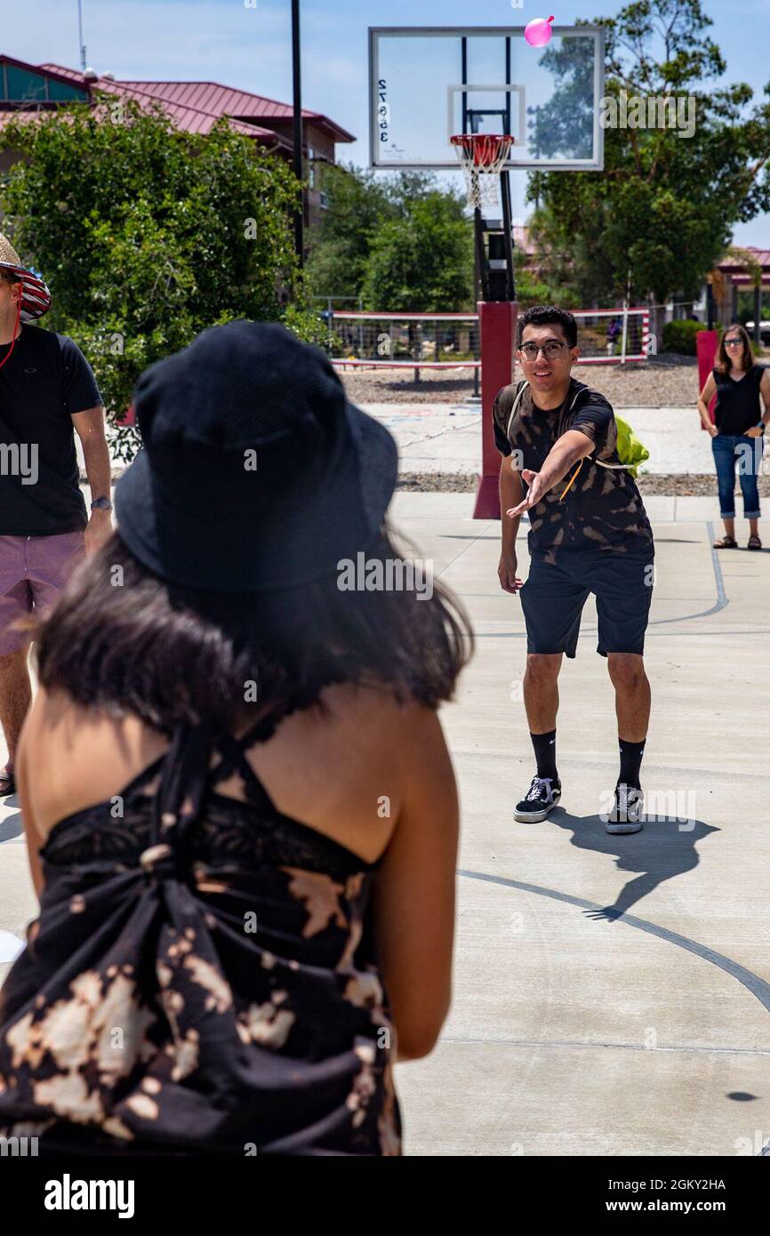 Familienmitglieder nehmen am Wasserballon Teil, der im Rahmen der Commander’s Family Cup Challenge im Wounded Hope and Care Center während des Concrete Beach, veranstaltet vom Wounded Warrior Bataillon - West im Marine Corps Base Camp Pendleton, Kalifornien, am 23. Juli 2021, ausgetragen wird. Concrete Beach war ein Event für Wounded Warrior BN. Dienstmitglieder und ihre Familien nahmen an einer Commander’s Family Cup Challenge Teil oder genossen Musik und Essen. Stockfoto