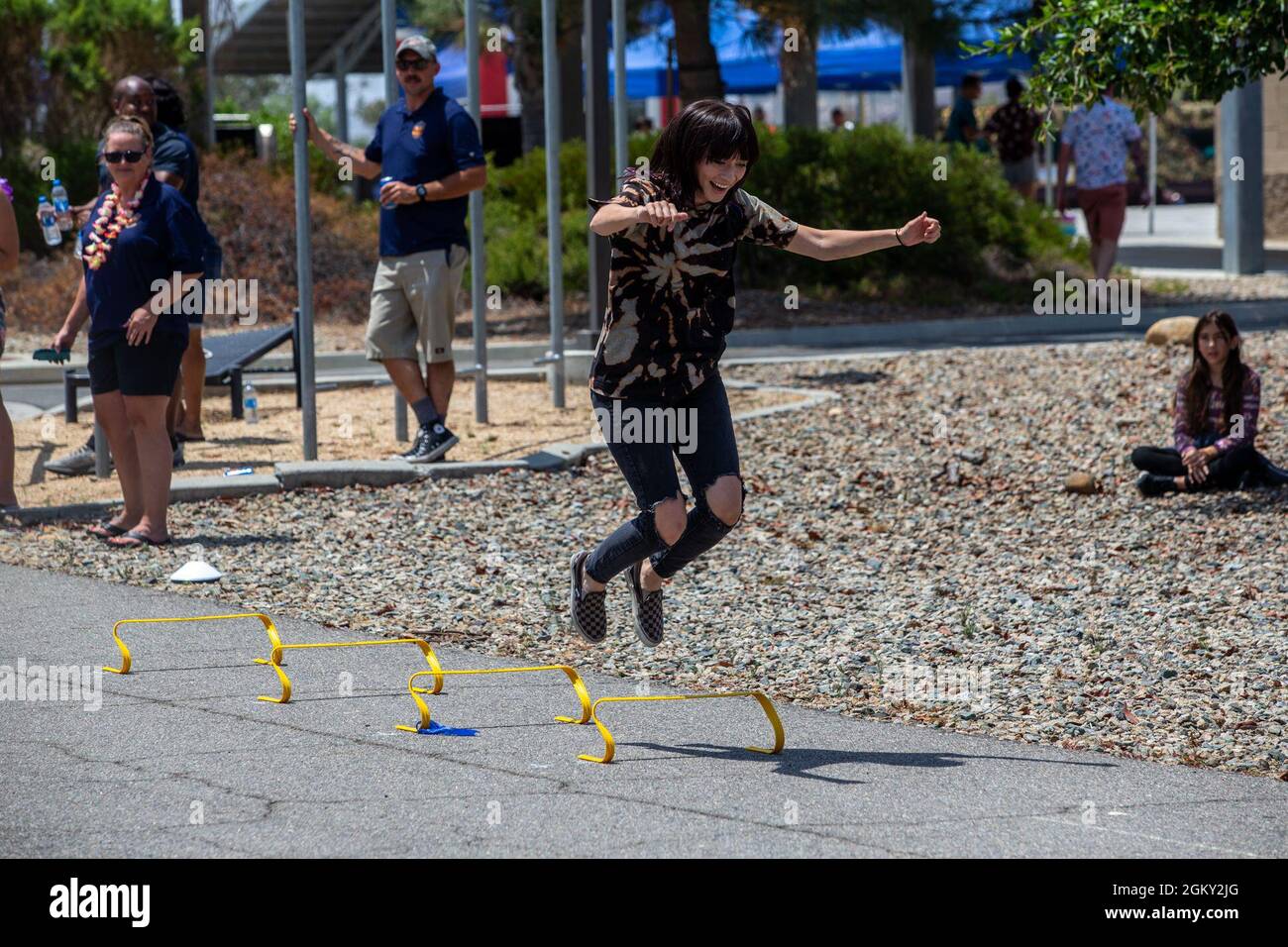 Ein Familienmitglied nimmt an der Commander’s Family Cup Challenge im Wounded Hope and Care Center Teil, während der Betonstrand vom Wounded Warrior Bataillon - West im Marine Corps Base Camp Pendleton, Kalifornien, 23. Juli 2021 veranstaltet wird. Concrete Beach war ein Event für Wounded Warrior BN. Dienstmitglieder und ihre Familien nahmen an einer Commander’s Family Cup Challenge Teil oder genossen Musik und Essen. Stockfoto