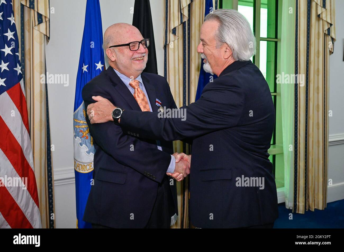 Anthony P. Reardon, rechts, der die Aufgaben des Untersekretärs der Luftwaffe erfüllt, schüttelt die Hände mit dem amtierenden Luftwaffenminister John P. Roth, nachdem er ihm die Verteidigungsmedaille für den angesehenen öffentlichen Dienst im Pentagon, Arlington, Virginia, überreicht hatte, 23. Juli 2021. Roth war seit 47 Jahren im Regierungsdienst tätig. Stockfoto