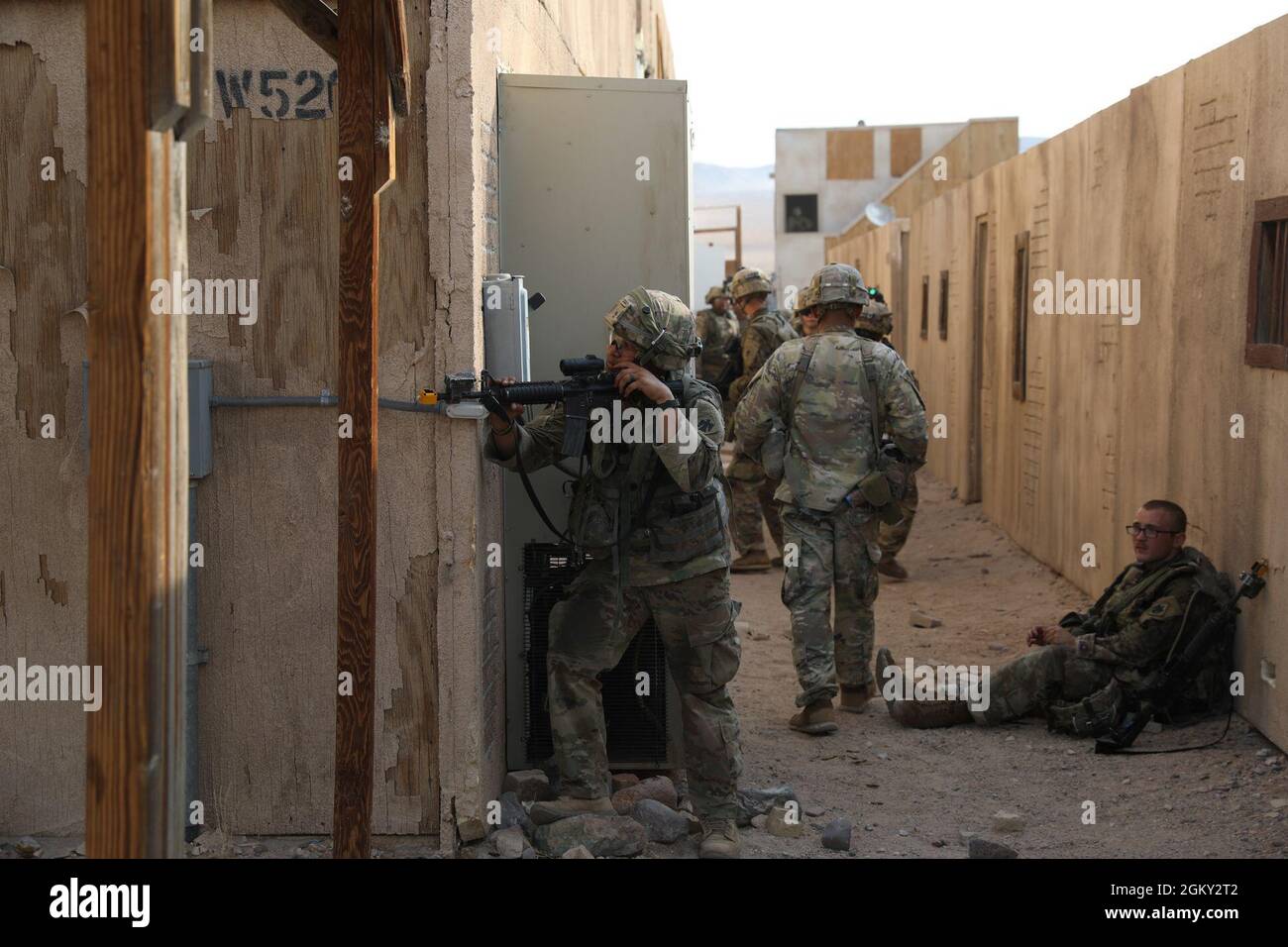 Soldaten der 45. Infanterie-Brigade stellen sich am 23. Juli 2021 gegen gegnerische Kräfte, die weniger als 50 Meter entfernt sind und versuchen, eine Gasse im National Training Center in Fort Irwin California zu überqueren. Mitglieder des 45. IBCT sind im Rahmen ihrer jährlichen Schulung am NTC, die die Möglichkeit bietet, Aufgaben auf Einzelperson-, Trupp- und Zugebene in strengen Umgebungen durchzuführen, um auf mögliche Einsätze im Ausland vorzubereiten. Stockfoto