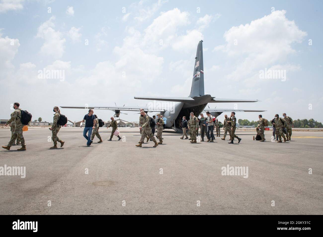 Mitglieder der US-Luftwaffe kommen nach Israel, um an der Juniper Falcon teilzunehmen 2021-2, 23. Juli 2021. JF21-2 steht im Einklang mit langjährigen bilateralen Abkommen zwischen dem US-amerikanischen European Command und den israelischen Verteidigungskräften. Gemäß den Richtlinien des Gastgeberlandes mussten neu ankommende Mitarbeiter Gesichtsmasken tragen, COVID-19-Tests erhalten und zur Isolation übergehen. Stockfoto