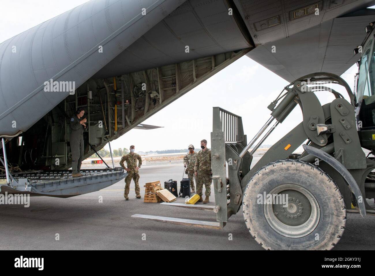 Während der Juniper Falcon 2021-2, 23. Juli 2021, leitet ein Crew-Chef der US-Luftwaffe einen K-Lader in Israel. JF21-2 steht im Einklang mit langjährigen bilateralen Abkommen zwischen dem US-amerikanischen European Command und den israelischen Verteidigungskräften. Gemäß den Richtlinien des Gastgeberlandes mussten neu ankommende Mitarbeiter Gesichtsmasken tragen, COVID-19-Tests erhalten und zur Isolation übergehen. Stockfoto