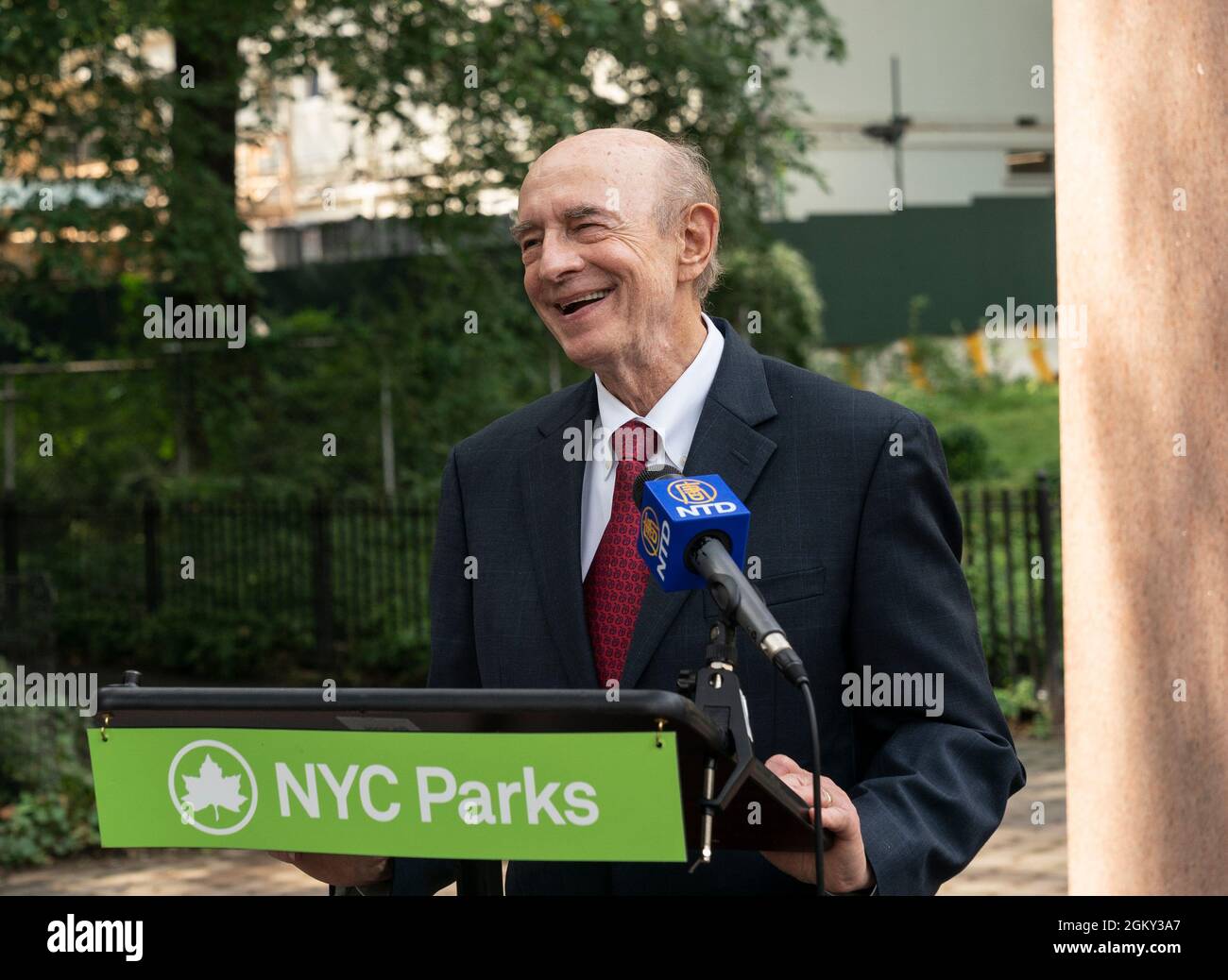 New York, USA. September 2021. 2020 Nobelpreisträger Dr. Harvey J. Alter spricht bei der Enthüllung von acht neuen Inschriften am Nobel Monument im Theodore Roosevelt Park in New York am 15. September 2021. Inschrift zum Nobel Monument hinzugefügt, um die amerikanischen Nobelpreisträger von 2020 zu ehren. (Foto von Lev Radin/Sipa USA) Quelle: SIPA USA/Alamy Live News Stockfoto