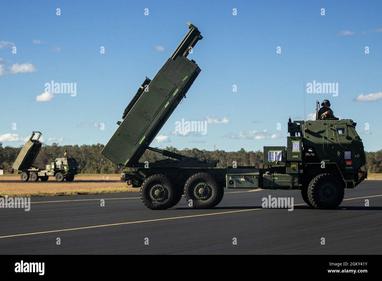 U.S. Marines mit 3d Bataillon, 12th Marines, 3d Marine Division, simulieren eine Feuermission von High Mobility Artillery Rocket Systems während einer HIMARS Rapid Infiltration im Rahmen der Übung Talisman Sabre 21 in Amberley, Queensland, Australien, 24. Juli 2021. TS21, die neunte Iteration, die seit 2005 durchgeführt wurde, tritt zweijährlich in ganz Nordaustralien auf. Australische, US-amerikanische und andere multinationale Partner nutzen Talisman Sabre, um die Interoperabilität zu verbessern, indem sie sich in komplexen, domänenübergreifenden Geschäftsszenarien ausbilden, die das gesamte Spektrum der indopazifischen Sicherheitskonzerte adressieren. Stockfoto