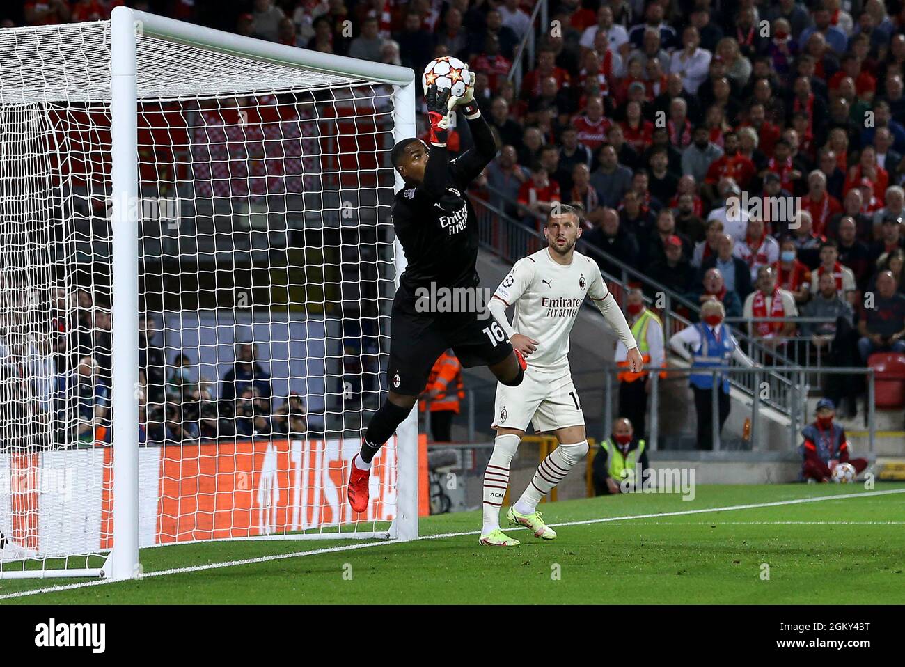 Liverpool, Großbritannien. September 2021. AC Mailand Torwart Mike Maignan macht einen retten. UEFA Champions League, Spiel der Gruppe B, Liverpool gegen Mailand im Anfield Stadium in Liverpool am Mittwoch, den 15. September 2021. Dieses Bild darf nur für redaktionelle Zwecke verwendet werden. Nur zur redaktionellen Verwendung, Lizenz für kommerzielle Nutzung erforderlich. Keine Verwendung in Wetten, Spielen oder einem einzigen Club / Liga / Spieler Publikationen. PIC von Chris Stading / Andrew Orchard Sport Fotografie / Alamy Live News Kredit: Andrew Orchard Sport Fotografie / Alamy Live News Stockfoto