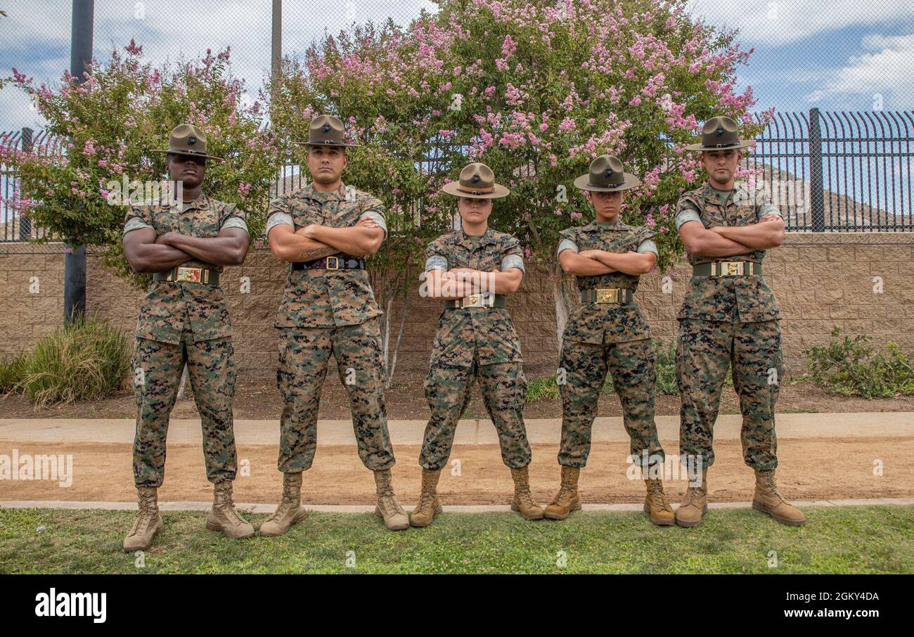 US-Marine mit Marine Corps Recruit Depot Parris Island und Marine Corps Recruit Depot San Diego, Pose für ein Bild während einer jährlichen Pool-Funktion in Moreno Valley, Kalifornien, 24. Juli 2021. Die jährliche Pool-Funktion ist eine Gelegenheit für zukünftige Marines, Kameradschaft aufzubauen, ihr Engagement für das Marine Corps zu stärken und sich auf die Rekrutenausbildung vorzubereiten, indem sie an sportlichen Wettbewerben teilnehmen und militärbezogene Unterrichtsphasen erhalten. Stockfoto