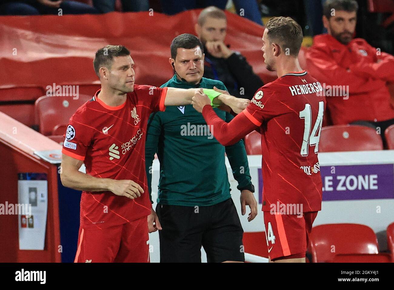 Liverpool, Großbritannien. September 2021. Jordan Henderson #14 von Liverpool schlüpft am 9/15/2021 die Kapitänsarmbinde auf James Milner #7 von Liverpool, während sie ihren Platz in Liverpool, Großbritannien, tauschen. (Foto von Mark Cosgrove/News Images/Sipa USA) Quelle: SIPA USA/Alamy Live News Stockfoto