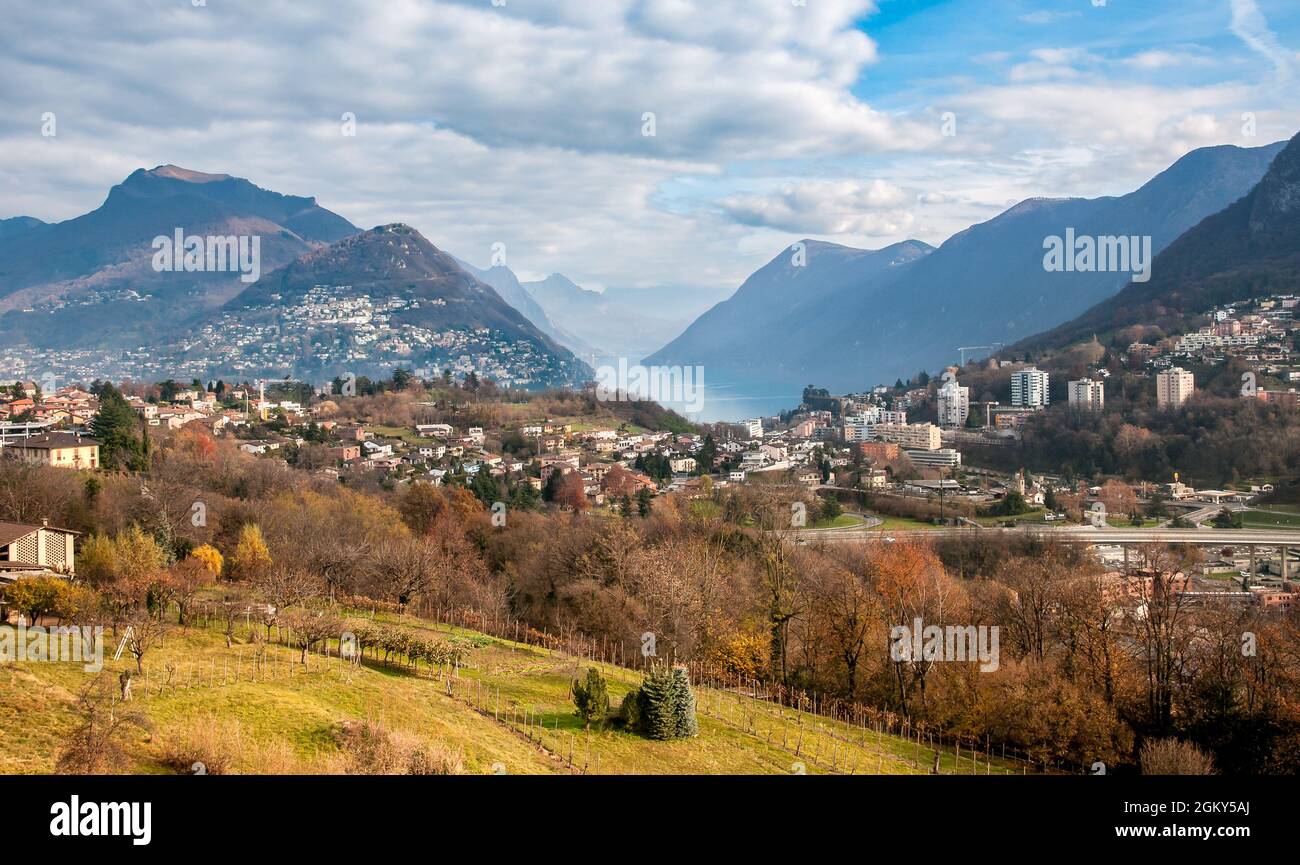 Blick vom Collina d'Oro oder vom Goldenen Hügel des Dorfes Gentilino, Bezirk Lugano im Kanton Tessin, Schweiz Stockfoto