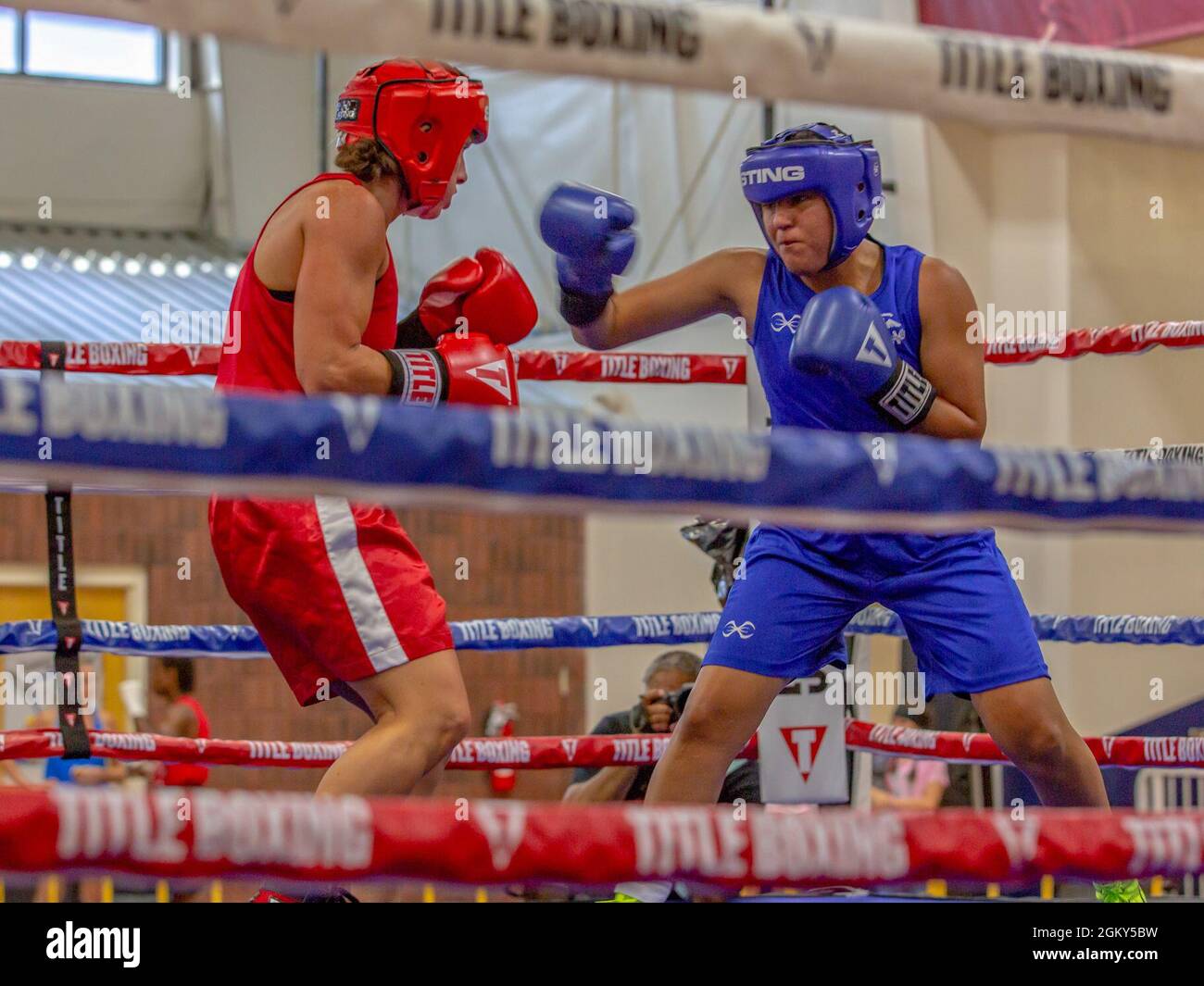 U.S. Marine Corps PFC. Monserat CarmonaCorrea, II Marine Expeditionary Force, Martial Arts Center of Excellence, kastiert einen Gegner während der Christy Martins Titelboxen-Einladung, Fayetteville, N.C., 25. Juli 2021. Der Titel „Boxing Invitational“ von Christy Martin, benannt nach der International Hall of Famer aus dem Jahr 2019, zog Elitekämpfer aus den östlichen Carolinas an. Der II MEF MACE erzielte fünf Meisterschaften in der Gewichtsklasse und gewann den Team Belt. Stockfoto