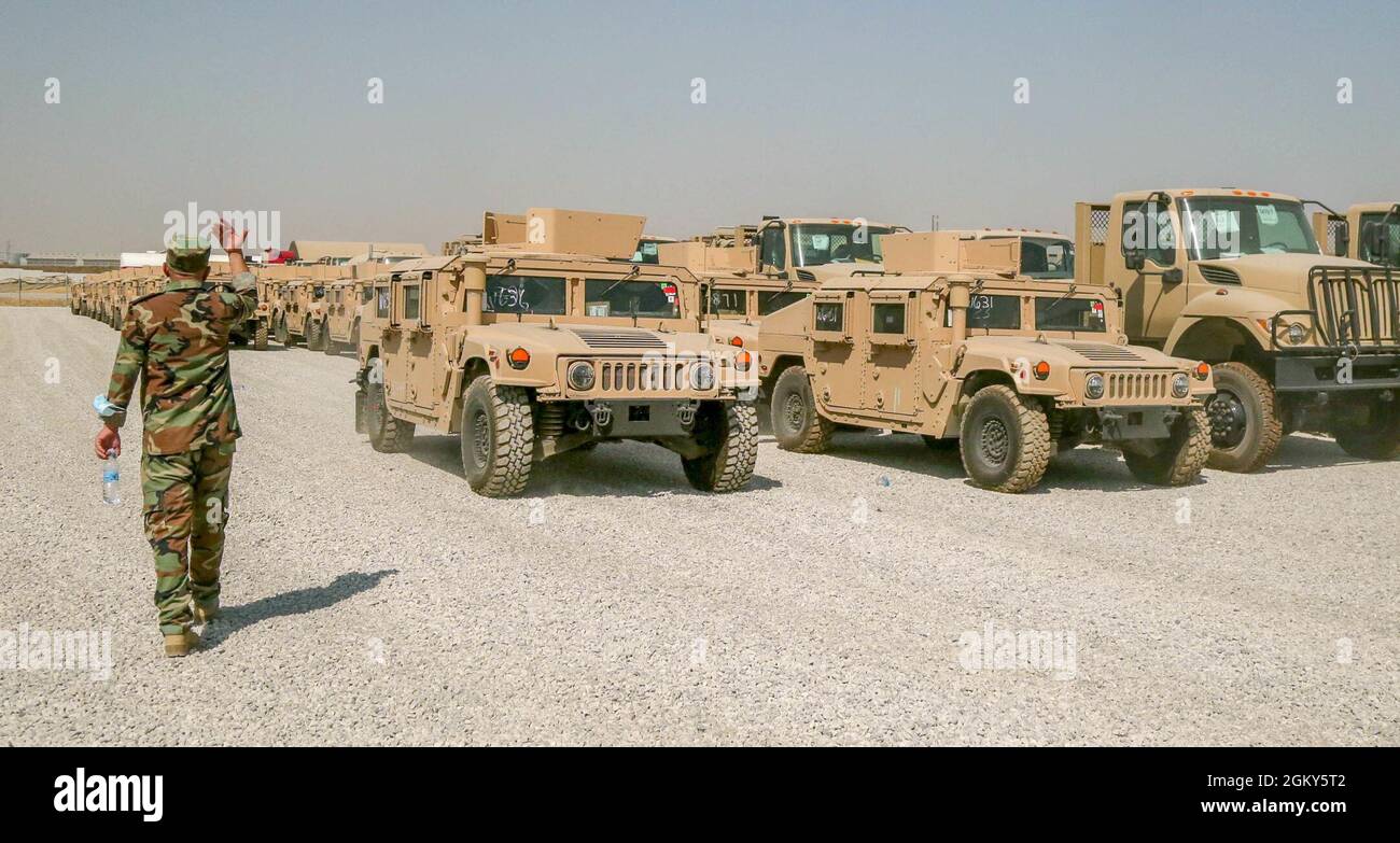 Der IS-Gegen-IS-Zug- und Ausrüstungsfonds veräußert am 26. Juli 2021 über 70 Fahrzeuge an das Ministerium für Peschmerga auf dem irakischen Luftwaffenstützpunkt Erbil. Die Ausrüstung wurde im Rahmen eines US-Programms, bekannt als CTEF, veräußert, das die Mission der irakischen Sicherheitskräfte unterstützt, Daesh zu besiegen und die regionale Stabilität zu fördern Stockfoto